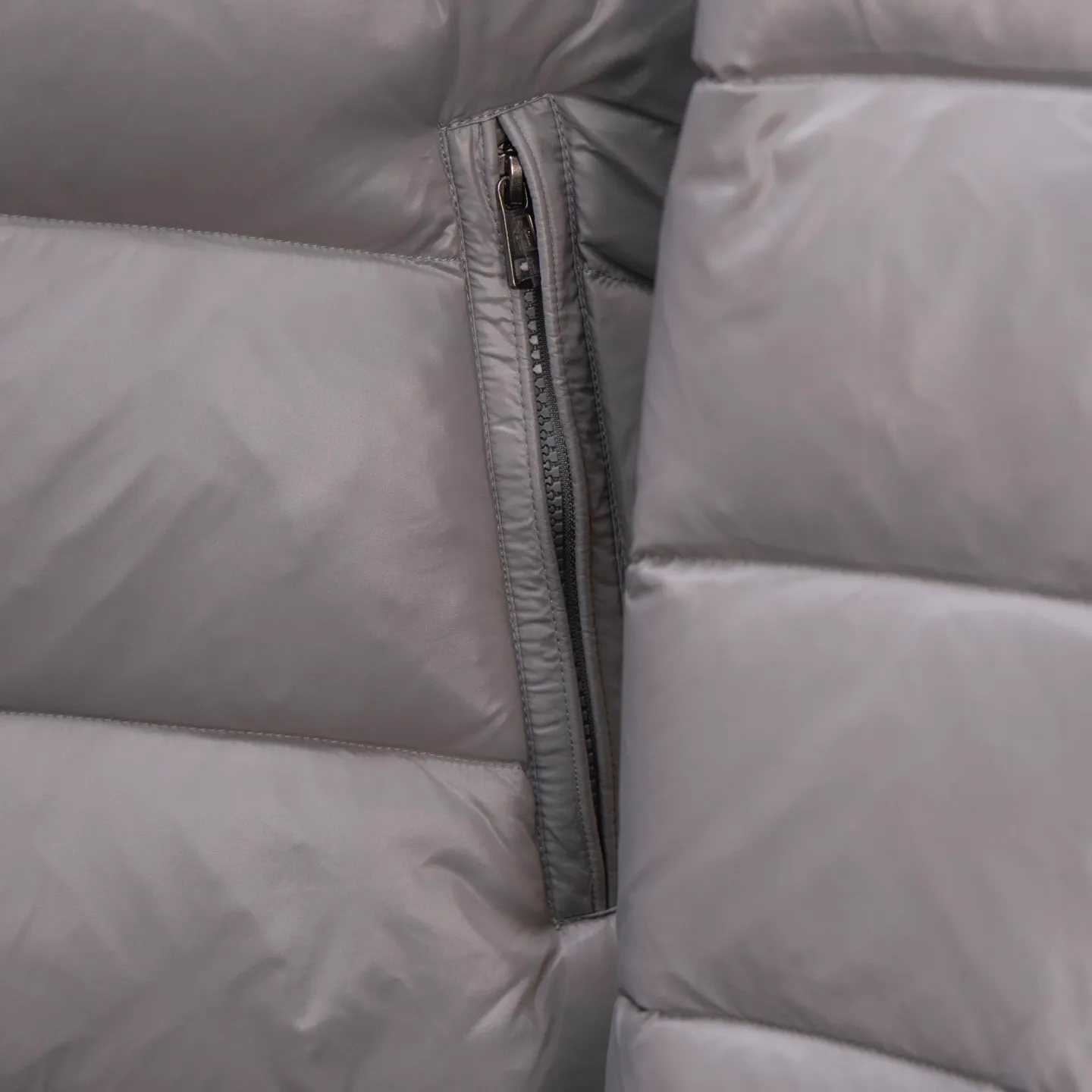 P670 2025 Autumn and Winter New Style🆕MONCLER MAYA Maya Unisex Down Jacket Unisex MONCLER / Moncler / Mouth New Each down jacket has been processed through at least 150 processes. The maximum fill power can reach 800➕ to make the wear warmer. 5A level standard. Use German anti-down needles up to 11 stitches every three centimeters. Precision sewing. Sleeve LOGO: Sleeve LOGO. Made of wool, the embroidery is made by Japanese Tajima machine. NFC chip: Sleeve wool embroidery label, and the inner wash label can verify the NFC chip. Fabric: Lightly waterproof and breathable nylon cloth. Filling: 90% white duck down. Made of the best cloud velvet. Very high fluffy and very warm. Zipper: electroplated engraved logo zipper. Consistent with the original version. Embroidery: made by Japanese Tajima embroidery machine. Accessories: main label, washable label, hangtag. All packaging is original and complete.
