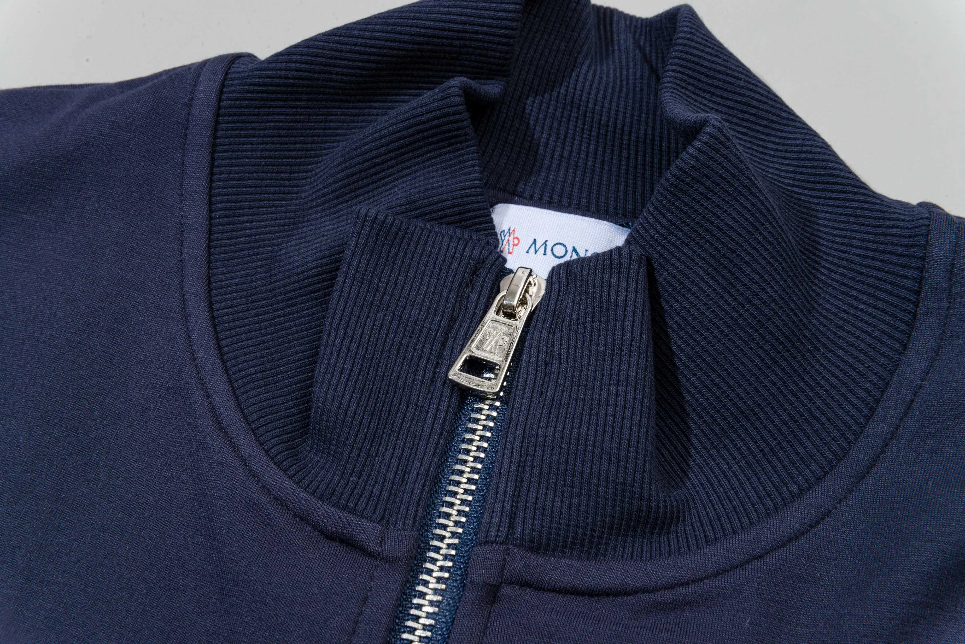 P270 MONCLER/Muzzle Custom fabric suit casual sweatpants Red and blue ribbon splicing design brand Zhangzi LOGO process Official synchronization High version High quality Fashion personality Versatile trend Pure original quality Original fabric Hang tag Collar label Washed wheat Complete three standards Color: blue. Gray. Size: S-2XL