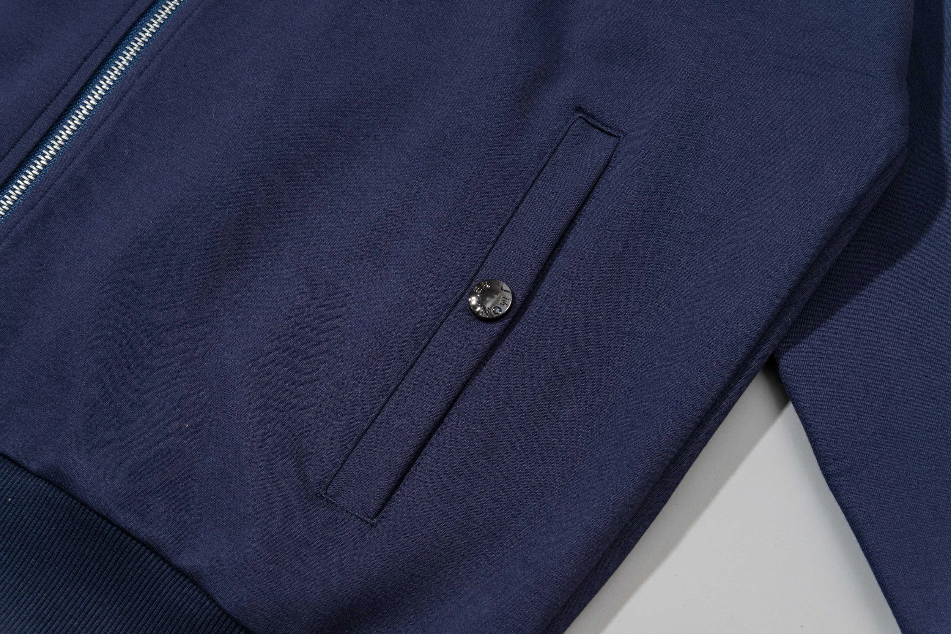 P270 MONCLER/Muzzle Custom fabric suit casual sweatpants Red and blue ribbon splicing design brand Zhangzi LOGO process Official synchronization High version High quality Fashion personality Versatile trend Pure original quality Original fabric Hang tag Collar label Washed wheat Complete three standards Color: blue. Gray. Size: S-2XL