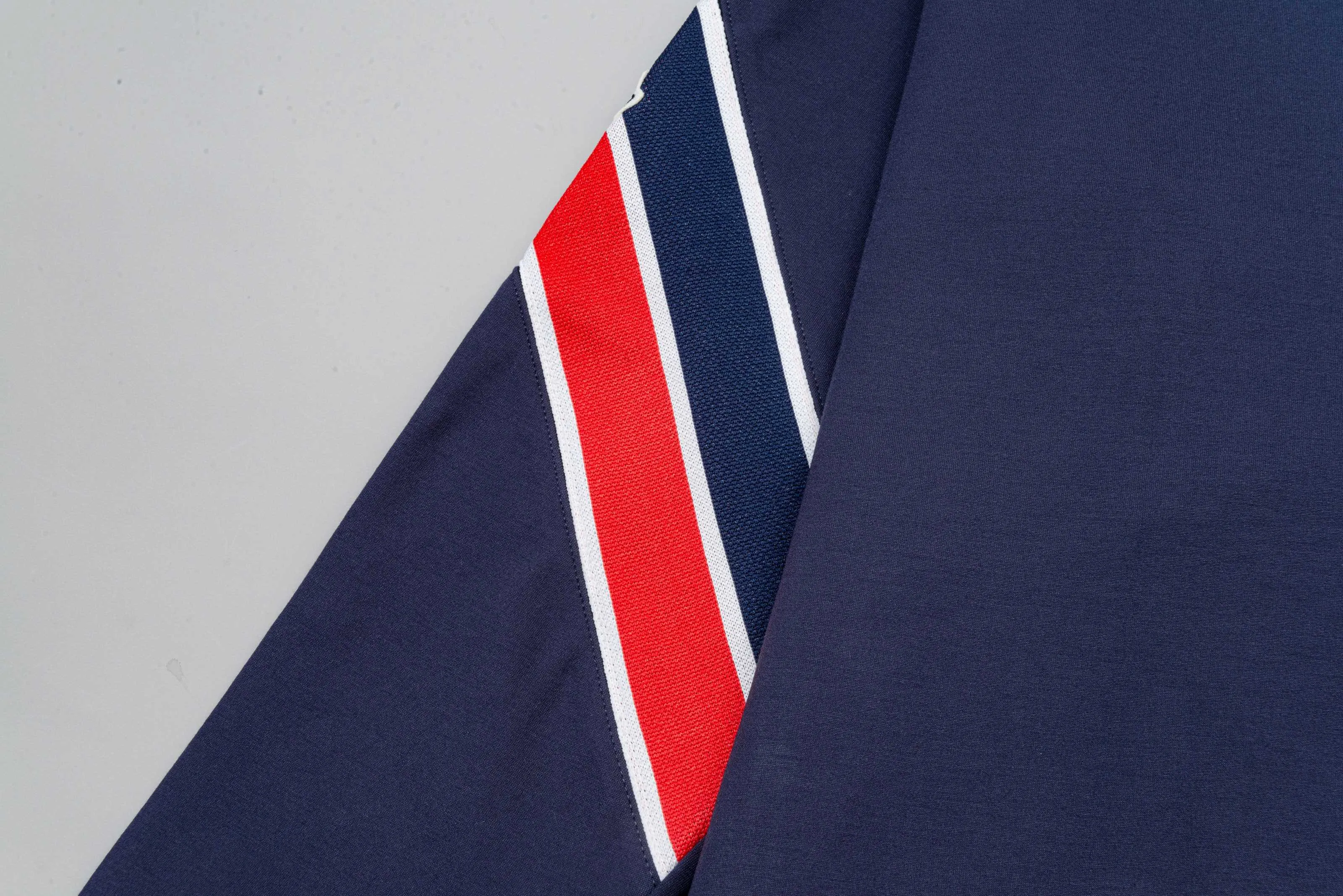 P270 MONCLER/Muzzle Custom fabric suit casual sweatpants Red and blue ribbon splicing design brand Zhangzi LOGO process Official synchronization High version High quality Fashion personality Versatile trend Pure original quality Original fabric Hang tag Collar label Washed wheat Complete three standards Color: blue. Gray. Size: S-2XL