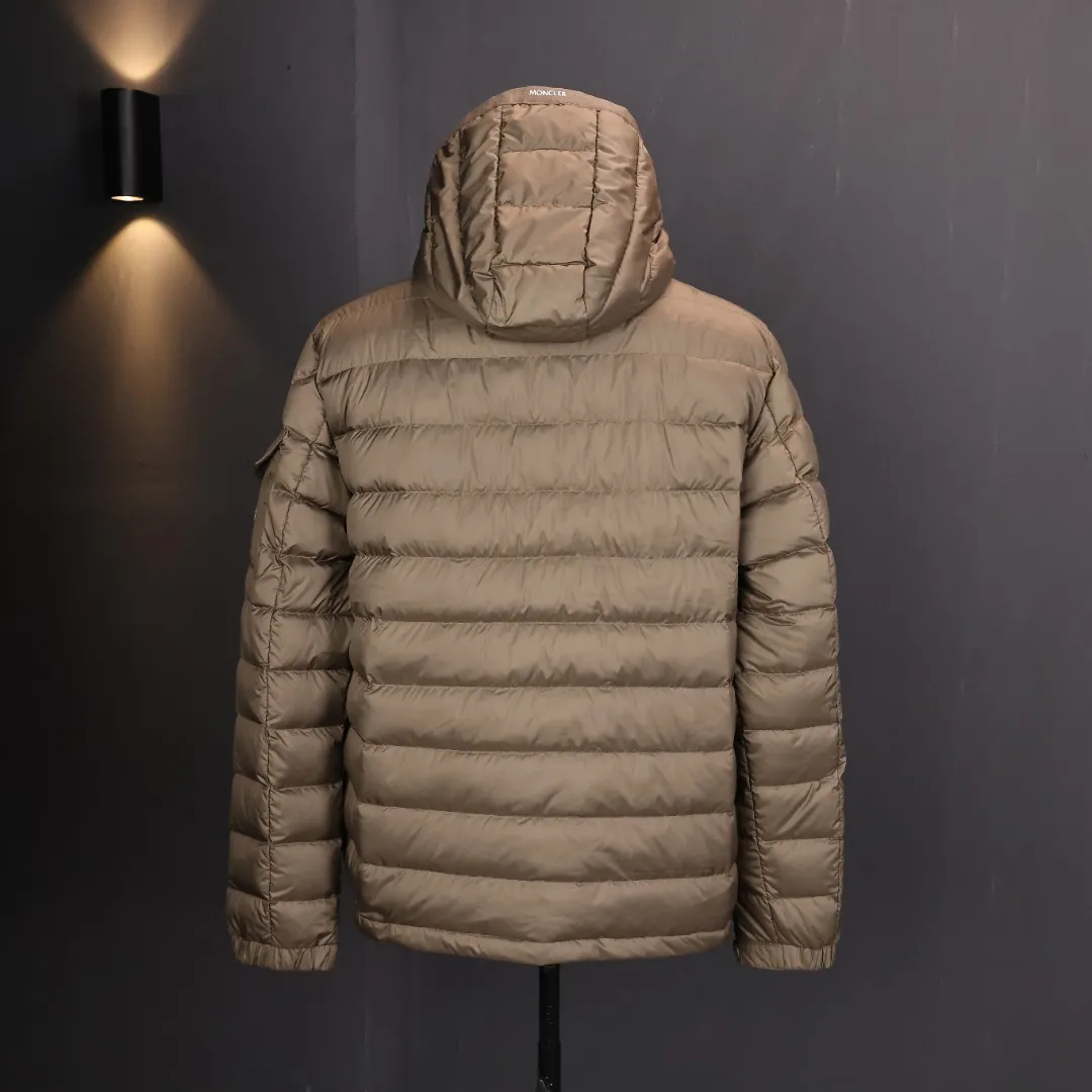 P800 Moncler matte rib down jacket Moncler's classic matte rib down jacket, with its iconic vertical quilting design, is light and warm! It is filled with high-quality goose down and has a matte water-repellent nylon outer layer. It is both fashionable and practical. The hooded design + zipper pocket is suitable for daily commuting or outdoor use, and can easily cope with low temperatures in winter.