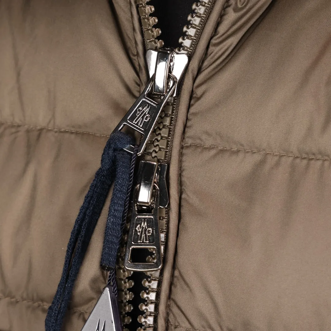 P800 Moncler matte rib down jacket Moncler's classic matte rib down jacket, with its iconic vertical quilting design, is light and warm! It is filled with high-quality goose down and has a matte water-repellent nylon outer layer. It is both fashionable and practical. The hooded design + zipper pocket is suitable for daily commuting or outdoor use, and can easily cope with low temperatures in winter.