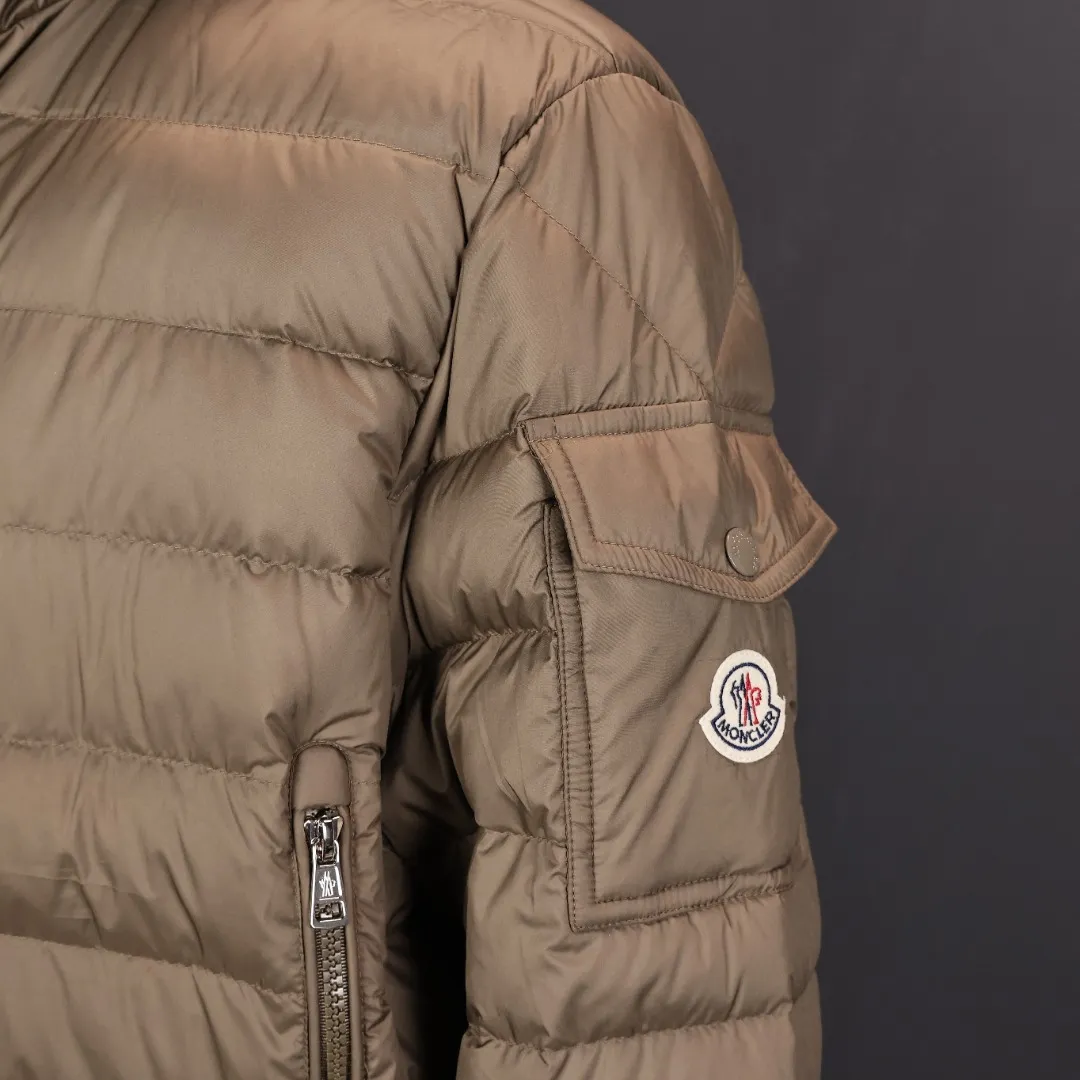P800 Moncler matte rib down jacket Moncler's classic matte rib down jacket, with its iconic vertical quilting design, is light and warm! It is filled with high-quality goose down and has a matte water-repellent nylon outer layer. It is both fashionable and practical. The hooded design + zipper pocket is suitable for daily commuting or outdoor use, and can easily cope with low temperatures in winter.