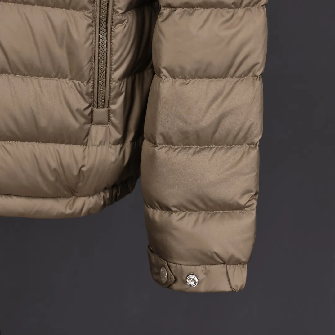 P800 Moncler matte rib down jacket Moncler's classic matte rib down jacket, with its iconic vertical quilting design, is light and warm! It is filled with high-quality goose down and has a matte water-repellent nylon outer layer. It is both fashionable and practical. The hooded design + zipper pocket is suitable for daily commuting or outdoor use, and can easily cope with low temperatures in winter.
