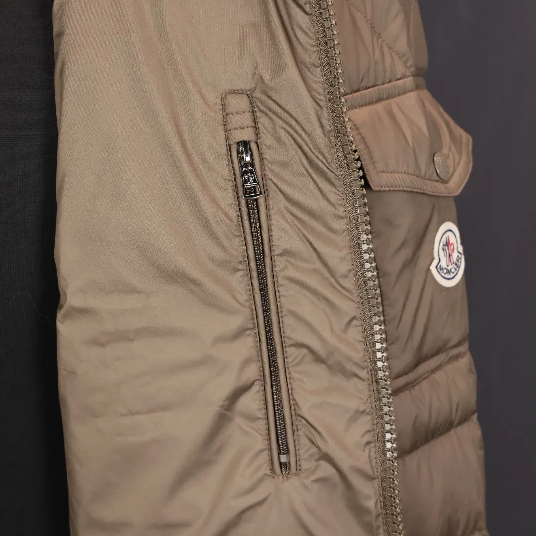 P800 Moncler matte rib down jacket Moncler's classic matte rib down jacket, with its iconic vertical quilting design, is light and warm! It is filled with high-quality goose down and has a matte water-repellent nylon outer layer. It is both fashionable and practical. The hooded design + zipper pocket is suitable for daily commuting or outdoor use, and can easily cope with low temperatures in winter.
