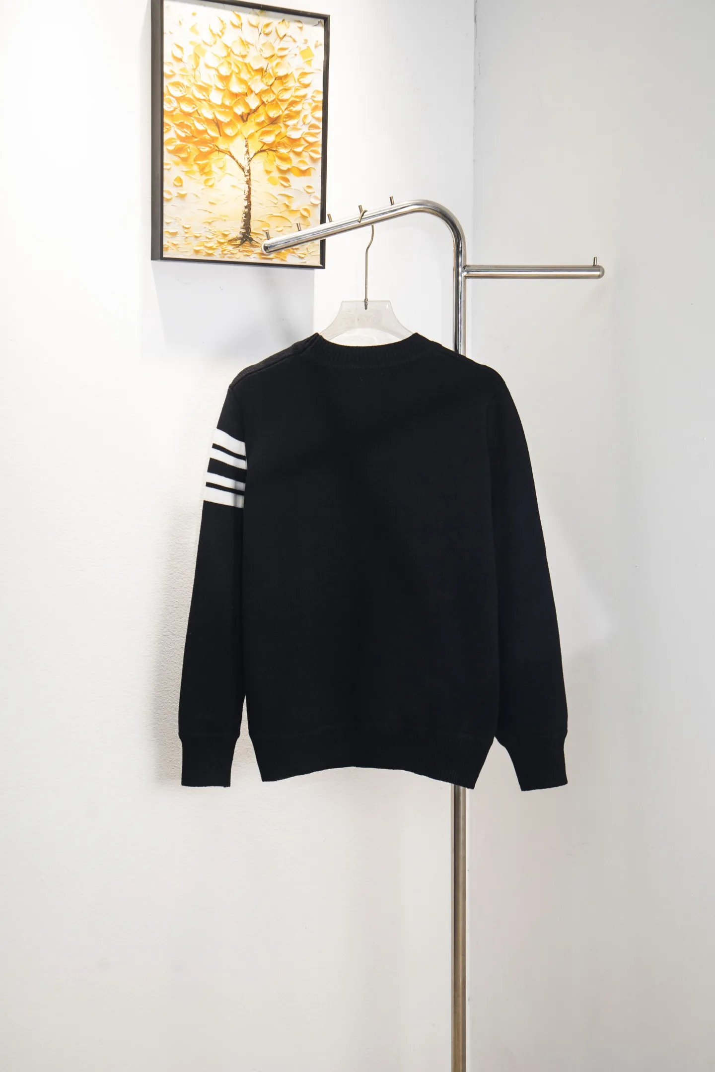 P240 Style No.: Y273 Moncler Spring, Autumn and Winter two-color small label terry embroidered knitted round neck sweater. The classic Moncler letter logo is spliced with sand knitting. 7-needle jacquard machine operation. The yarn selection is soft and comfortable and not prickly. The classic small label is simple and elegant. The weight of a piece of clothing is more than one kilogram. Proper high quality. 1:1 customization. The true restoration of ZP. How can we not have a masked sweater this autumn and winter? Can be worn by both men and women. Color: black Gray Size: S-XL