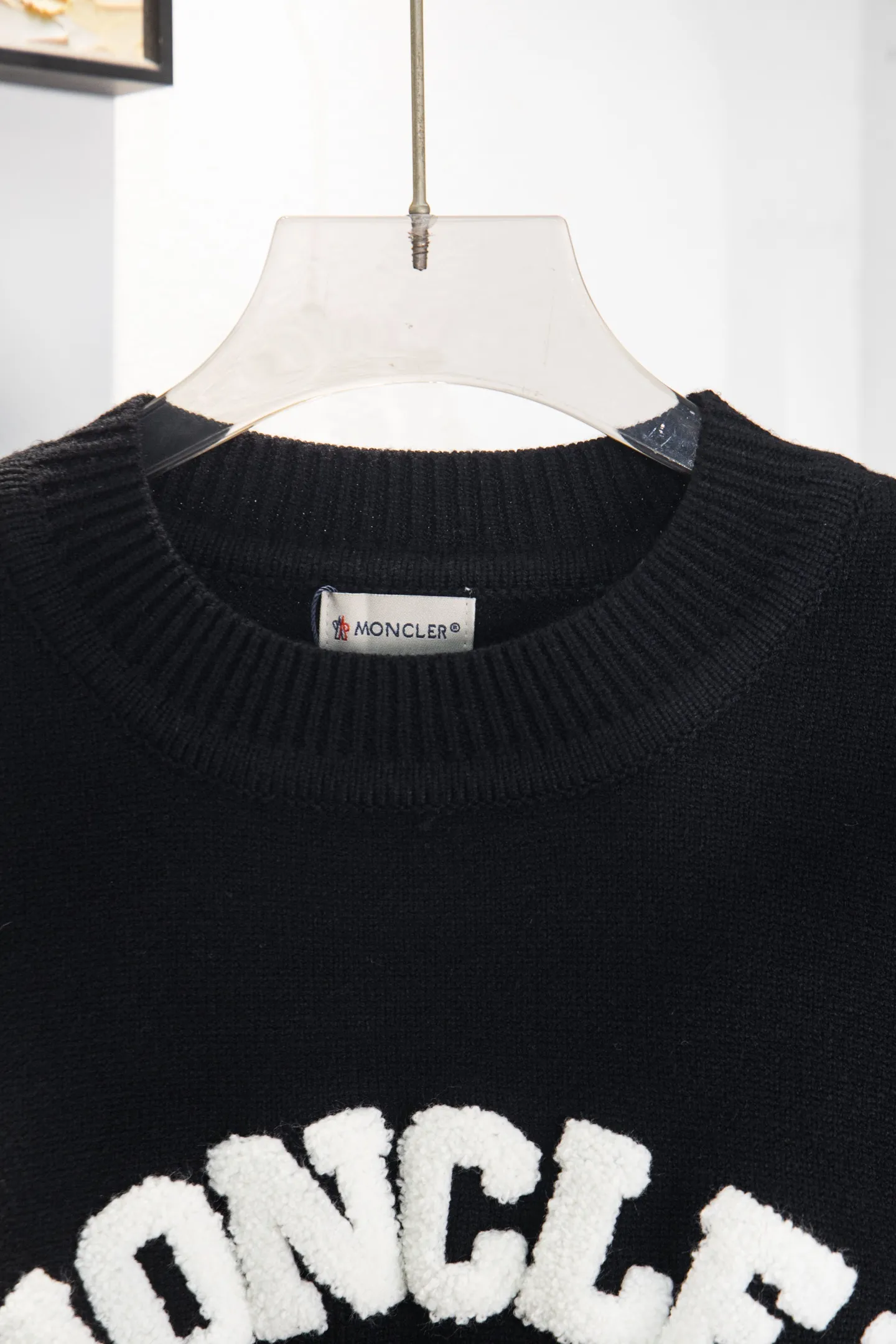 P240 Style No.: Y273 Moncler Spring, Autumn and Winter two-color small label terry embroidered knitted round neck sweater. The classic Moncler letter logo is spliced with sand knitting. 7-needle jacquard machine operation. The yarn selection is soft and comfortable and not prickly. The classic small label is simple and elegant. The weight of a piece of clothing is more than one kilogram. Proper high quality. 1:1 customization. The true restoration of ZP. How can we not have a masked sweater this autumn and winter? Can be worn by both men and women. Color: black Gray Size: S-XL