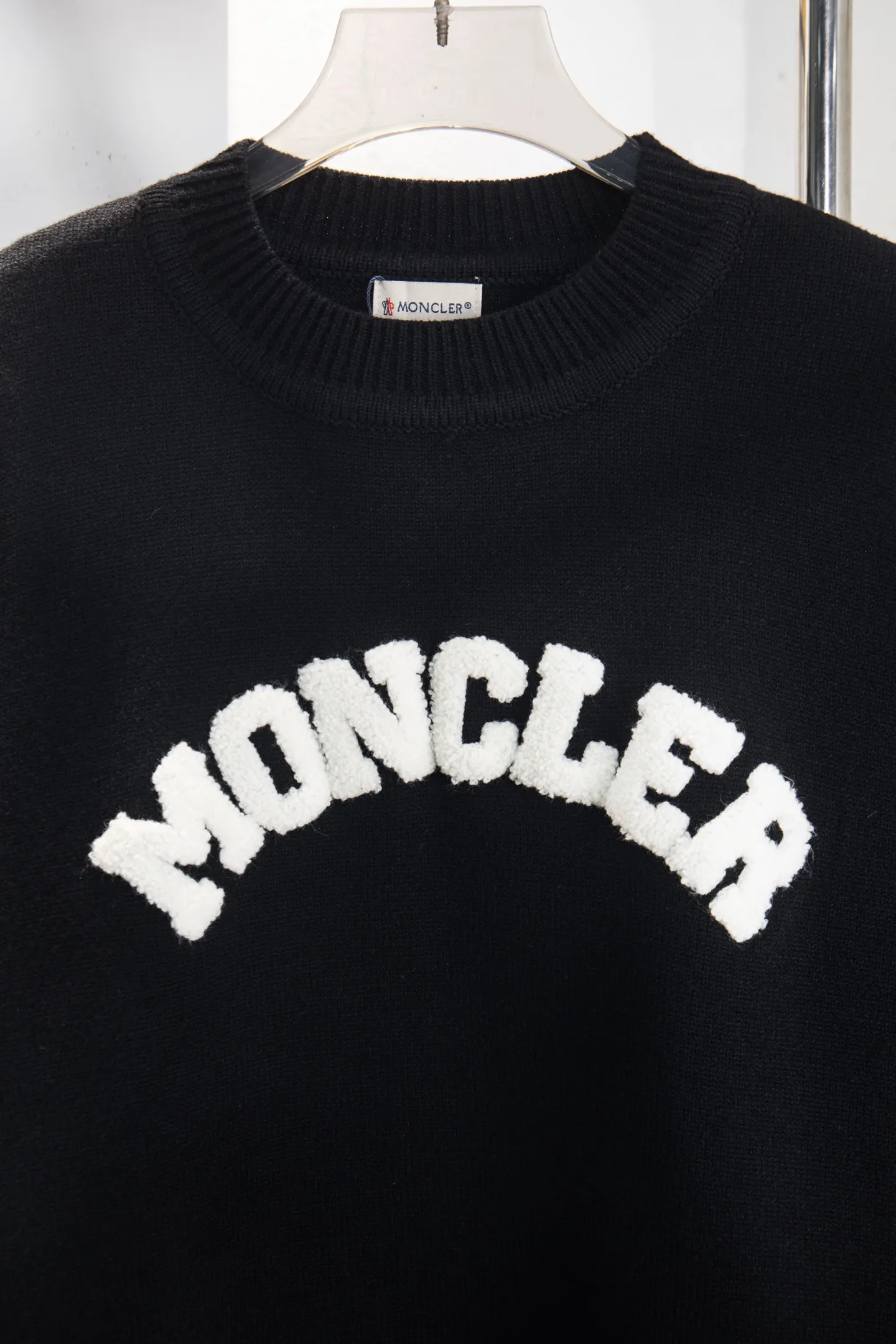 P240 Style No.: Y273 Moncler Spring, Autumn and Winter two-color small label terry embroidered knitted round neck sweater. The classic Moncler letter logo is spliced with sand knitting. 7-needle jacquard machine operation. The yarn selection is soft and comfortable and not prickly. The classic small label is simple and elegant. The weight of a piece of clothing is more than one kilogram. Proper high quality. 1:1 customization. The true restoration of ZP. How can we not have a masked sweater this autumn and winter? Can be worn by both men and women. Color: black Gray Size: S-XL