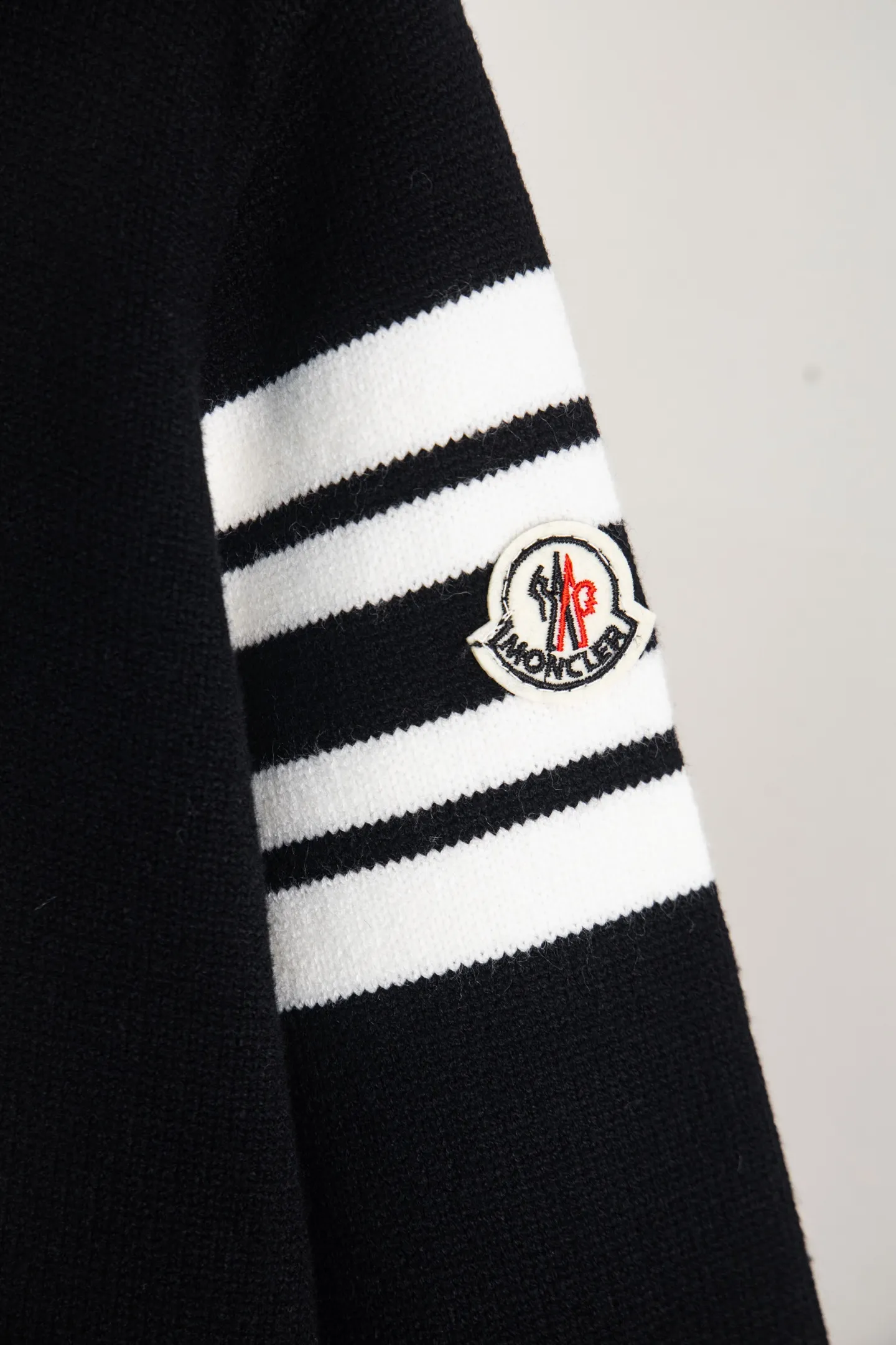 P240 Style No.: Y273 Moncler Spring, Autumn and Winter two-color small label terry embroidered knitted round neck sweater. The classic Moncler letter logo is spliced with sand knitting. 7-needle jacquard machine operation. The yarn selection is soft and comfortable and not prickly. The classic small label is simple and elegant. The weight of a piece of clothing is more than one kilogram. Proper high quality. 1:1 customization. The true restoration of ZP. How can we not have a masked sweater this autumn and winter? Can be worn by both men and women. Color: black Gray Size: S-XL