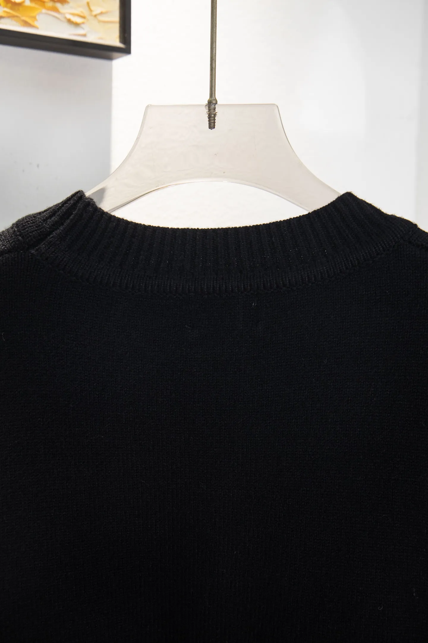 P240 Style No.: Y273 Moncler Spring, Autumn and Winter two-color small label terry embroidered knitted round neck sweater. The classic Moncler letter logo is spliced with sand knitting. 7-needle jacquard machine operation. The yarn selection is soft and comfortable and not prickly. The classic small label is simple and elegant. The weight of a piece of clothing is more than one kilogram. Proper high quality. 1:1 customization. The true restoration of ZP. How can we not have a masked sweater this autumn and winter? Can be worn by both men and women. Color: black Gray Size: S-XL
