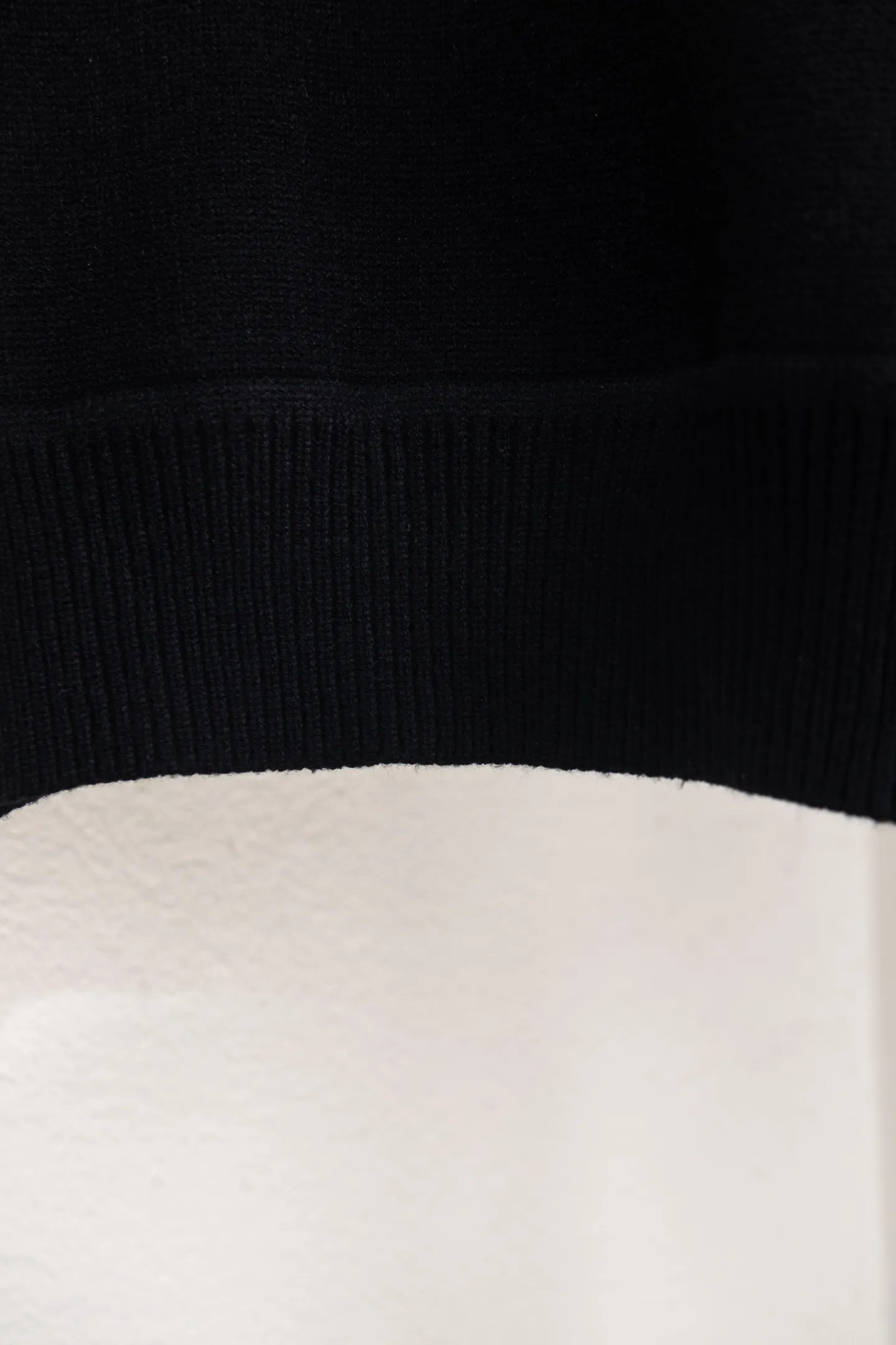 P240 Style No.: Y273 Moncler Spring, Autumn and Winter two-color small label terry embroidered knitted round neck sweater. The classic Moncler letter logo is spliced with sand knitting. 7-needle jacquard machine operation. The yarn selection is soft and comfortable and not prickly. The classic small label is simple and elegant. The weight of a piece of clothing is more than one kilogram. Proper high quality. 1:1 customization. The true restoration of ZP. How can we not have a masked sweater this autumn and winter? Can be worn by both men and women. Color: black Gray Size: S-XL