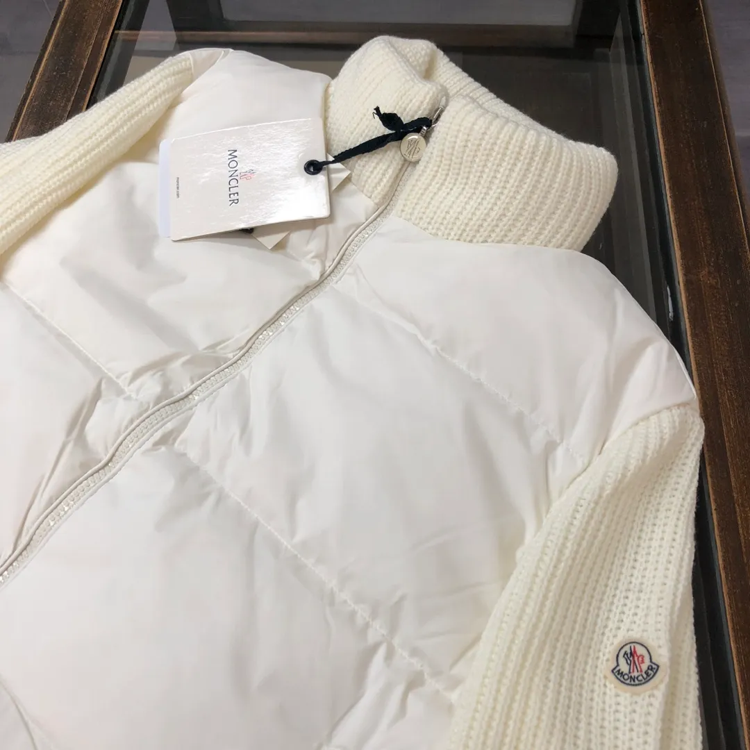 P600 💛Women's Moncler TRICOT women's patchwork wool down jacket, with stand-up collar and thick wool design, original molded hardware, and down filling, which can create a variety of looks according to the weather. A down jacket with great design and good looks, you can buy it directly with quality control. It is a high-end product not to be missed! ! Color: Black White Size: S M L