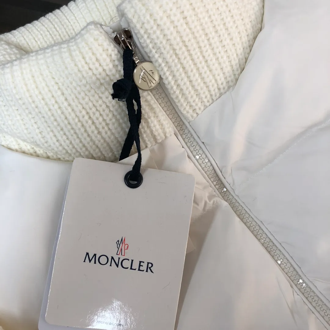 P600 💛Women's Moncler TRICOT women's patchwork wool down jacket, with stand-up collar and thick wool design, original molded hardware, and down filling, which can create a variety of looks according to the weather. A down jacket with great design and good looks, you can buy it directly with quality control. It is a high-end product not to be missed! ! Color: Black White Size: S M L