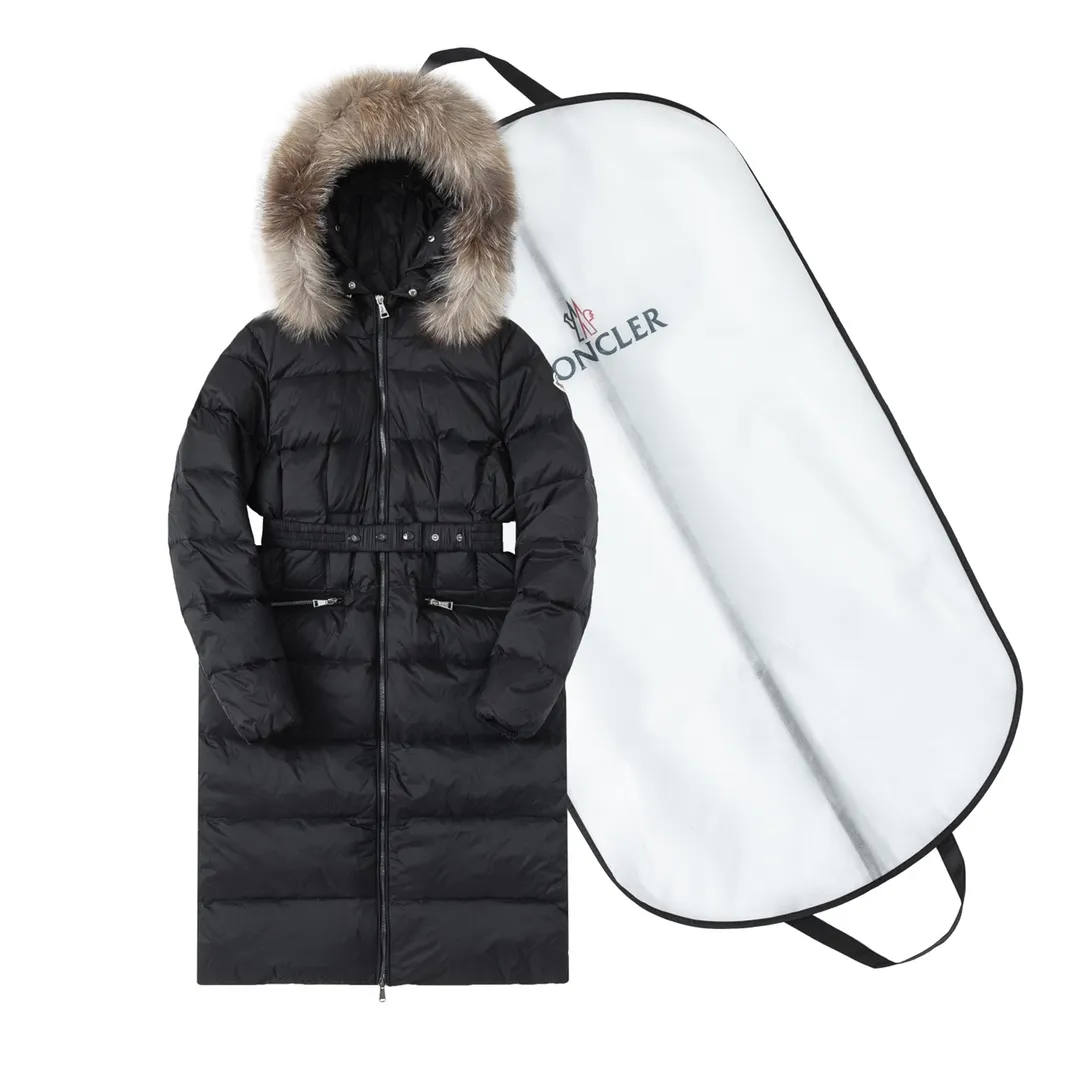 P1100 with dust bag) Moncler/Mongolian #hudson women's extended down jacket This is the most perfect type of Moncler down jacket, giving you enough warmth from head to toe. The filling of the down, the color of the fabric, the gloss of the fox fur, and the fineness of the hardware are extremely high-end! Each silver fox fur collar is imported from Finland and is unique! Filled with European standard 95% white duck down, the softness and warmth are unparalleled! Made of lightweight nylon fabric, it has a cut-and-stitch design on the body, pockets on the left and right sides, and the latest webbing embellishment on the zipper. The extended version that goes over the knee has an excellent effect of hiding flesh and makes your taller figure appear slimmer. The detachable hood at the funnel neckline provides extra coverage. It is a must-have when the weather gets cold! This basic classic style will never go out of style! The longer length can make the legs more effective in keeping out the cold, especially for friends in the north! One NFC sensor anti-counterfeiting chip One European standard 95% white goose down, exclusively used on the market. An exclusive use of Taiwan's original nylon nylon inner and outer fabrics. The auxiliary materials and hardware are customized from the original factory to restore genuine quality.  size:1# 2# 3# 4#