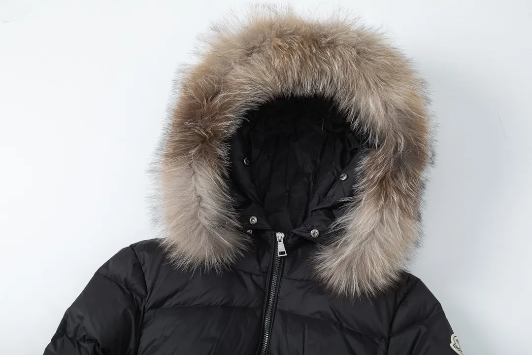 P1100 with dust bag) Moncler/Mongolian #hudson women's extended down jacket This is the most perfect type of Moncler down jacket, giving you enough warmth from head to toe. The filling of the down, the color of the fabric, the gloss of the fox fur, and the fineness of the hardware are extremely high-end! Each silver fox fur collar is imported from Finland and is unique! Filled with European standard 95% white duck down, the softness and warmth are unparalleled! Made of lightweight nylon fabric, it has a cut-and-stitch design on the body, pockets on the left and right sides, and the latest webbing embellishment on the zipper. The extended version that goes over the knee has an excellent effect of hiding flesh and makes your taller figure appear slimmer. The detachable hood at the funnel neckline provides extra coverage. It is a must-have when the weather gets cold! This basic classic style will never go out of style! The longer length can make the legs more effective in keeping out the cold, especially for friends in the north! One NFC sensor anti-counterfeiting chip One European standard 95% white goose down, exclusively used on the market. An exclusive use of Taiwan's original nylon nylon inner and outer fabrics. The auxiliary materials and hardware are customized from the original factory to restore genuine quality.  size:1# 2# 3# 4#