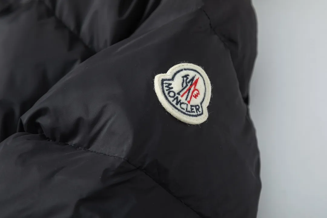 P1100 with dust bag) Moncler/Mongolian #hudson women's extended down jacket This is the most perfect type of Moncler down jacket, giving you enough warmth from head to toe. The filling of the down, the color of the fabric, the gloss of the fox fur, and the fineness of the hardware are extremely high-end! Each silver fox fur collar is imported from Finland and is unique! Filled with European standard 95% white duck down, the softness and warmth are unparalleled! Made of lightweight nylon fabric, it has a cut-and-stitch design on the body, pockets on the left and right sides, and the latest webbing embellishment on the zipper. The extended version that goes over the knee has an excellent effect of hiding flesh and makes your taller figure appear slimmer. The detachable hood at the funnel neckline provides extra coverage. It is a must-have when the weather gets cold! This basic classic style will never go out of style! The longer length can make the legs more effective in keeping out the cold, especially for friends in the north! One NFC sensor anti-counterfeiting chip One European standard 95% white goose down, exclusively used on the market. An exclusive use of Taiwan's original nylon nylon inner and outer fabrics. The auxiliary materials and hardware are customized from the original factory to restore genuine quality.  size:1# 2# 3# 4#