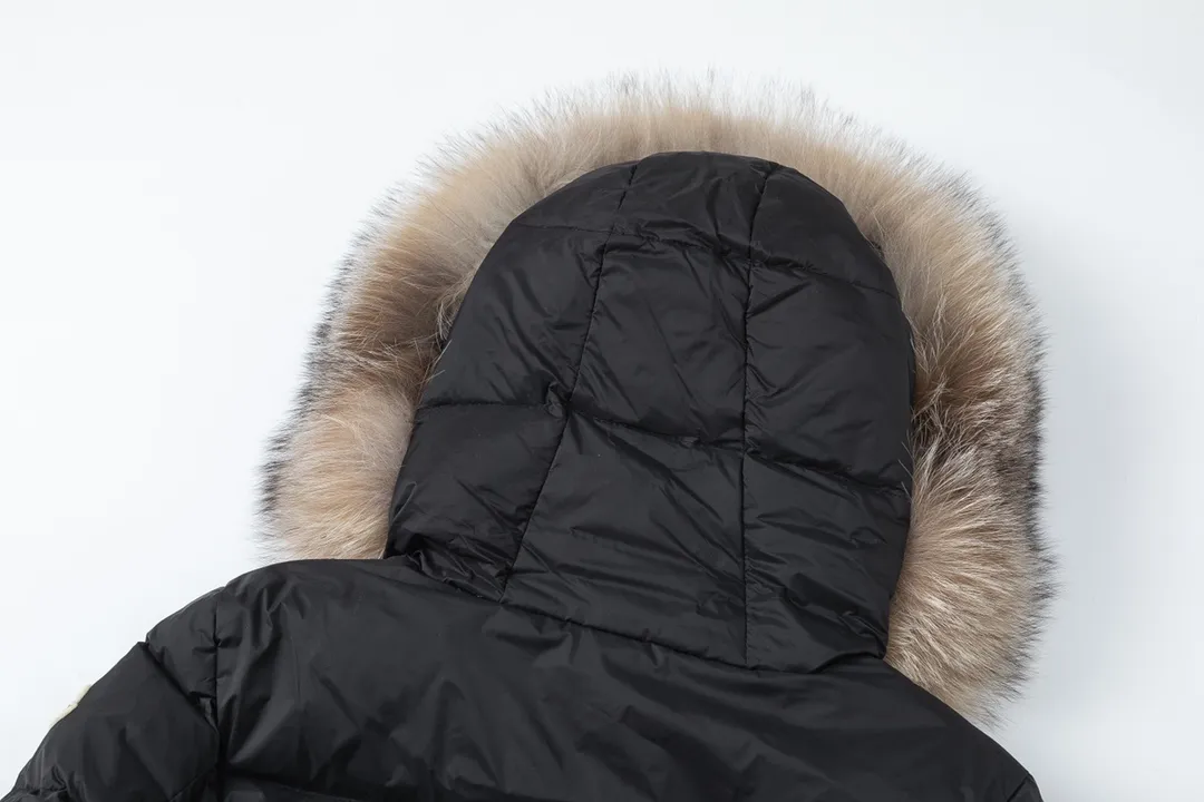 P1100 with dust bag) Moncler/Mongolian #hudson women's extended down jacket This is the most perfect type of Moncler down jacket, giving you enough warmth from head to toe. The filling of the down, the color of the fabric, the gloss of the fox fur, and the fineness of the hardware are extremely high-end! Each silver fox fur collar is imported from Finland and is unique! Filled with European standard 95% white duck down, the softness and warmth are unparalleled! Made of lightweight nylon fabric, it has a cut-and-stitch design on the body, pockets on the left and right sides, and the latest webbing embellishment on the zipper. The extended version that goes over the knee has an excellent effect of hiding flesh and makes your taller figure appear slimmer. The detachable hood at the funnel neckline provides extra coverage. It is a must-have when the weather gets cold! This basic classic style will never go out of style! The longer length can make the legs more effective in keeping out the cold, especially for friends in the north! One NFC sensor anti-counterfeiting chip One European standard 95% white goose down, exclusively used on the market. An exclusive use of Taiwan's original nylon nylon inner and outer fabrics. The auxiliary materials and hardware are customized from the original factory to restore genuine quality.  size:1# 2# 3# 4#