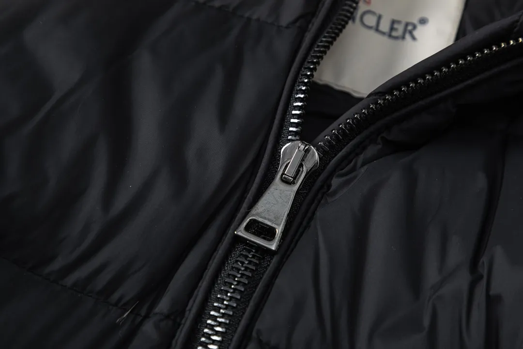 P1100 with dust bag) Moncler/Mongolian #hudson women's extended down jacket This is the most perfect type of Moncler down jacket, giving you enough warmth from head to toe. The filling of the down, the color of the fabric, the gloss of the fox fur, and the fineness of the hardware are extremely high-end! Each silver fox fur collar is imported from Finland and is unique! Filled with European standard 95% white duck down, the softness and warmth are unparalleled! Made of lightweight nylon fabric, it has a cut-and-stitch design on the body, pockets on the left and right sides, and the latest webbing embellishment on the zipper. The extended version that goes over the knee has an excellent effect of hiding flesh and makes your taller figure appear slimmer. The detachable hood at the funnel neckline provides extra coverage. It is a must-have when the weather gets cold! This basic classic style will never go out of style! The longer length can make the legs more effective in keeping out the cold, especially for friends in the north! One NFC sensor anti-counterfeiting chip One European standard 95% white goose down, exclusively used on the market. An exclusive use of Taiwan's original nylon nylon inner and outer fabrics. The auxiliary materials and hardware are customized from the original factory to restore genuine quality.  size:1# 2# 3# 4#