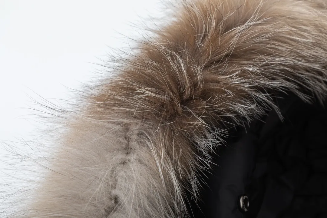 P1100 with dust bag) Moncler/Mongolian #hudson women's extended down jacket This is the most perfect type of Moncler down jacket, giving you enough warmth from head to toe. The filling of the down, the color of the fabric, the gloss of the fox fur, and the fineness of the hardware are extremely high-end! Each silver fox fur collar is imported from Finland and is unique! Filled with European standard 95% white duck down, the softness and warmth are unparalleled! Made of lightweight nylon fabric, it has a cut-and-stitch design on the body, pockets on the left and right sides, and the latest webbing embellishment on the zipper. The extended version that goes over the knee has an excellent effect of hiding flesh and makes your taller figure appear slimmer. The detachable hood at the funnel neckline provides extra coverage. It is a must-have when the weather gets cold! This basic classic style will never go out of style! The longer length can make the legs more effective in keeping out the cold, especially for friends in the north! One NFC sensor anti-counterfeiting chip One European standard 95% white goose down, exclusively used on the market. An exclusive use of Taiwan's original nylon nylon inner and outer fabrics. The auxiliary materials and hardware are customized from the original factory to restore genuine quality.  size:1# 2# 3# 4#
