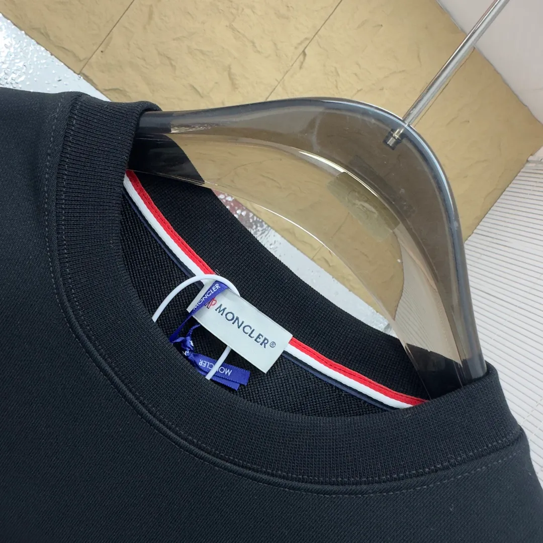 P280 Brand: Mengkou🤳𝐌𝐎𝐍𝐂𝐋𝐄𝐑 Fabric: ☑️Made of 440g double-strand pure cotton terry👕 Fabric: ☑️Thread with 1*1 double yarn thread. 🔜Comes with dyeing in the same tank. Craftsmanship: ☑️The embroidery uses 3D three-dimensional embroidery technology, 🇧🇫The original computer scan and print is restored 1:1. The pattern is clear and the needle count is dense. It is a rare high-end product on the market! 🇲🇩All three standards are complete! Size: ☑️S 〰️M 〰️L 〰️XL 〰️XXL