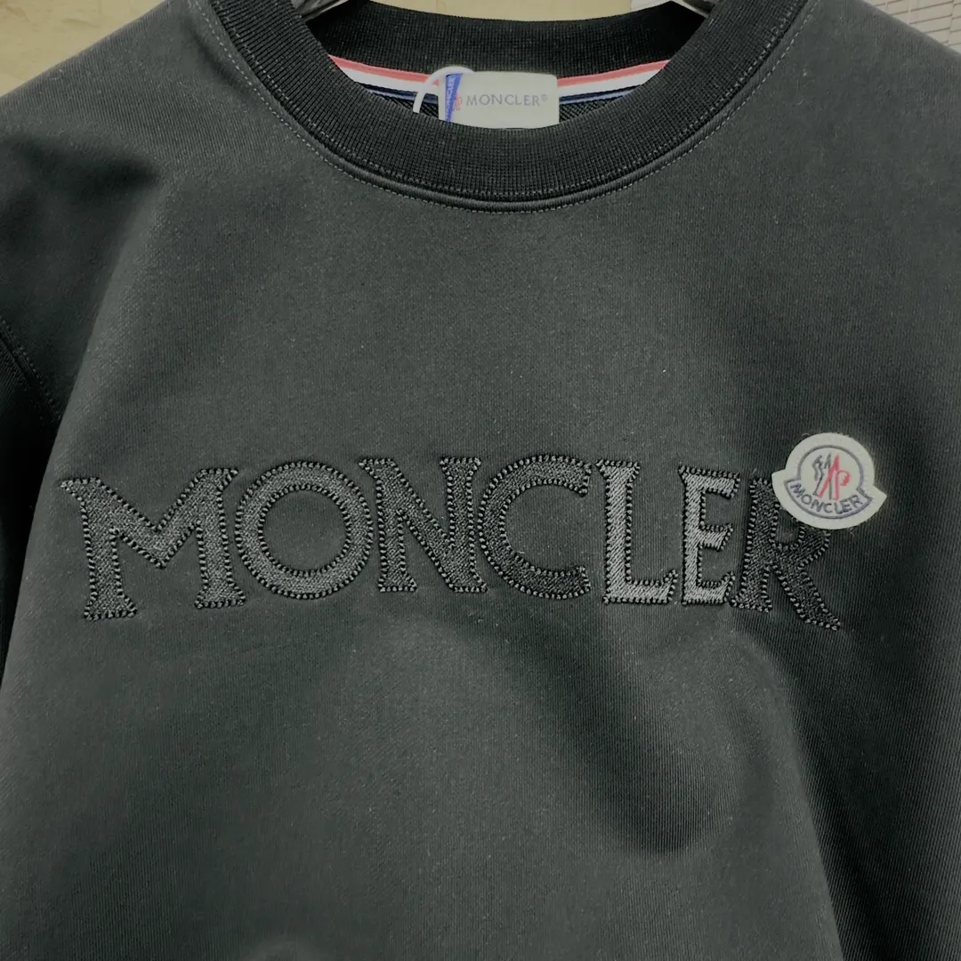 P280 Brand: Mengkou🤳𝐌𝐎𝐍𝐂𝐋𝐄𝐑 Fabric: ☑️Made of 440g double-strand pure cotton terry👕 Fabric: ☑️Thread with 1*1 double yarn thread. 🔜Comes with dyeing in the same tank. Craftsmanship: ☑️The embroidery uses 3D three-dimensional embroidery technology, 🇧🇫The original computer scan and print is restored 1:1. The pattern is clear and the needle count is dense. It is a rare high-end product on the market! 🇲🇩All three standards are complete! Size: ☑️S 〰️M 〰️L 〰️XL 〰️XXL