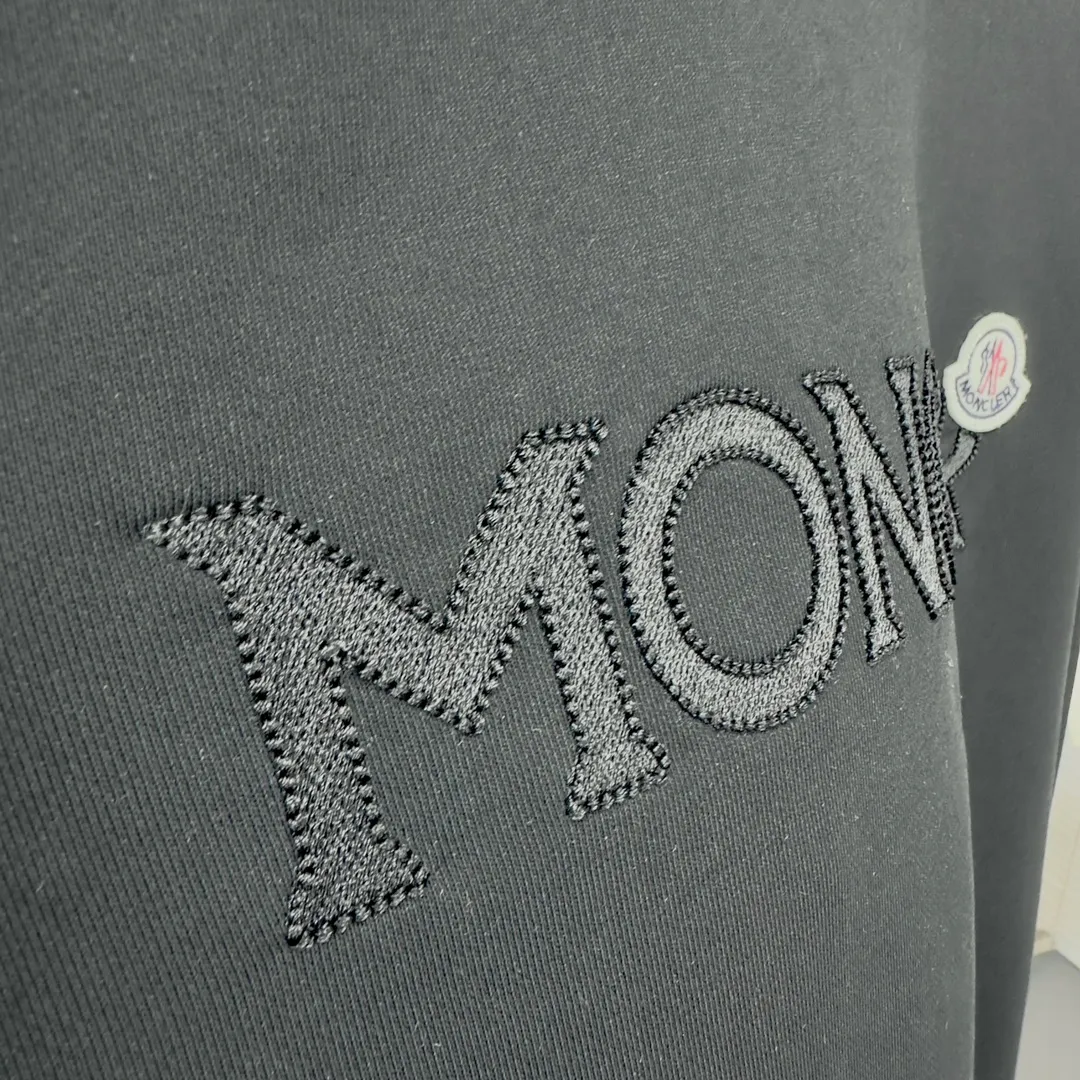 P280 Brand: Mengkou🤳𝐌𝐎𝐍𝐂𝐋𝐄𝐑 Fabric: ☑️Made of 440g double-strand pure cotton terry👕 Fabric: ☑️Thread with 1*1 double yarn thread. 🔜Comes with dyeing in the same tank. Craftsmanship: ☑️The embroidery uses 3D three-dimensional embroidery technology, 🇧🇫The original computer scan and print is restored 1:1. The pattern is clear and the needle count is dense. It is a rare high-end product on the market! 🇲🇩All three standards are complete! Size: ☑️S 〰️M 〰️L 〰️XL 〰️XXL