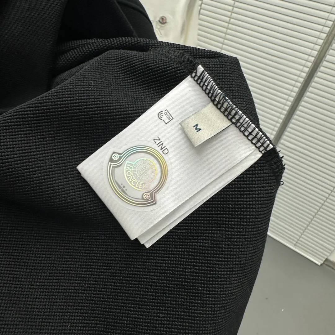 P280 Brand: Mengkou🤳𝐌𝐎𝐍𝐂𝐋𝐄𝐑 Fabric: ☑️Made of 440g double-strand pure cotton terry👕 Fabric: ☑️Thread with 1*1 double yarn thread. 🔜Comes with dyeing in the same tank. Craftsmanship: ☑️The embroidery uses 3D three-dimensional embroidery technology, 🇧🇫The original computer scan and print is restored 1:1. The pattern is clear and the needle count is dense. It is a rare high-end product on the market! 🇲🇩All three standards are complete! Size: ☑️S 〰️M 〰️L 〰️XL 〰️XXL