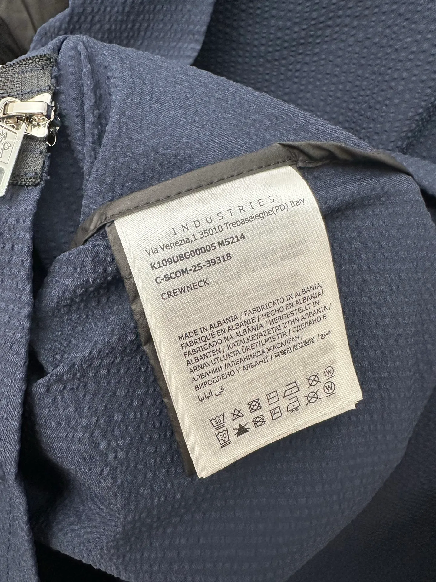 P440 MONCLER bubble wrinkle shirt jacket Fabric selection: Made of cotton blended woven fabric with 76% high cotton content + 24% polyester fiber. The high cotton content ensures that the fabric is soft, skin-friendly, and has good breathability. The addition of a small amount of polyester fiber balances the wrinkle resistance and elasticity of the overall fabric and greatly reduces its shrinkage. After preshrinking, dimensional changes during washing are negligible. The fusion of the two makes the fabric combine anti-wrinkle, quick-drying, easy care and other characteristics without losing the advantages of good wearing experience and strong breathability.  Bubble wrinkle technology: ground warp + bubble warp independent let-off. The bubble warp yarn feeding speed is about 20% higher than the ground warp yarn feeding speed. During weaving, the bubble warp is relaxed and accumulated, forming a naturally arched bubble unit. Through the alternating arrangement of yarns + floating length tissue changes, a clear grid frame is built between the bubble units, and finally the bubble three-dimensional effect and grid outline are locked through high-temperature heat setting.  Accessories: One-to-one customized zipper puller, one-to-one customized LOGO armband, one-to-one customized snap button SIZE: 1 2 3 4