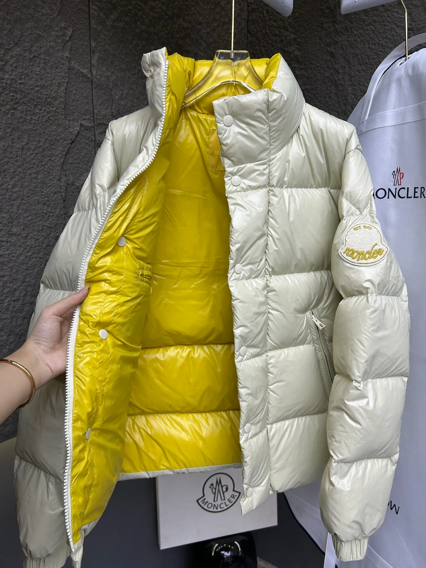 P800 high version💎Big Standard 1952 Unisex style💎 Moncler Moncler new product Triti down jacket for men and women. Triti down jacket is made of functional shiny nylon fabric, comfortable and warm without being heavy. Chenille logo patch highlights the essence of the brand.  Style number: Dabiao 1952 Size: 12345 Color: black▪️white