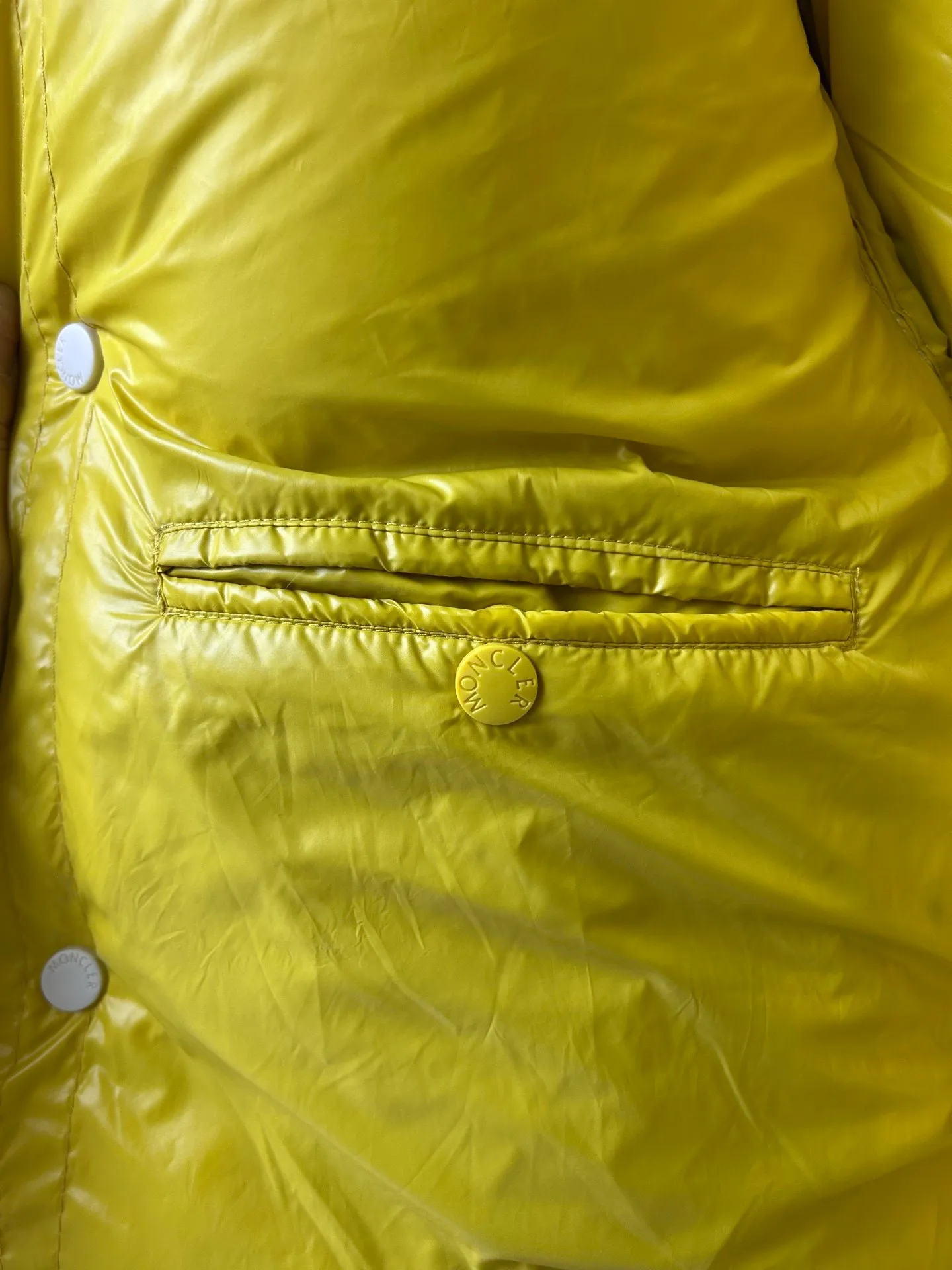 P800 high version💎Big Standard 1952 Unisex style💎 Moncler Moncler new product Triti down jacket for men and women. Triti down jacket is made of functional shiny nylon fabric, comfortable and warm without being heavy. Chenille logo patch highlights the essence of the brand.  Style number: Dabiao 1952 Size: 12345 Color: black▪️white