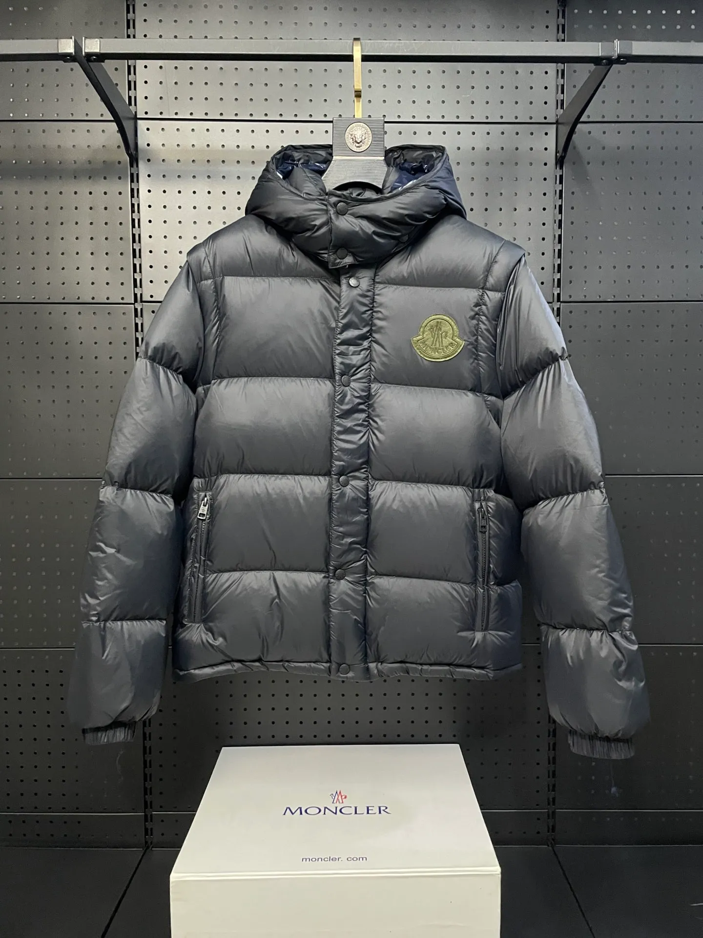 P780 Premium down ⬆️Moncler Cyclone 2-in-1 down jacket. ⚠️Goose down filling, small size filling 320g➕, easy to wear in winter in one piece. Changeable/jacket/hooded vest/stand collar vest/hooded down jacket. The Cyclone down jacket is equipped with detachable sleeves and can be worn as a vest or jacket.  The Cyclone down jacket is a modern take on the classic silhouette of the 1980s, with a new, simple silhouette. This short down jacket is made from nylon and features easily removable sleeves, allowing you to convert the jacket into a vest. A removable hood and contrast lining complete the design. Details •Made from nylon fabric •Nylon laqué lining •Down filling •Removable hood and sleeves •Zip and snap closure •Zip pockets •Elastic cuffs •Elastic drawstring hem Size : 1-5 Black Chocolate Couple.