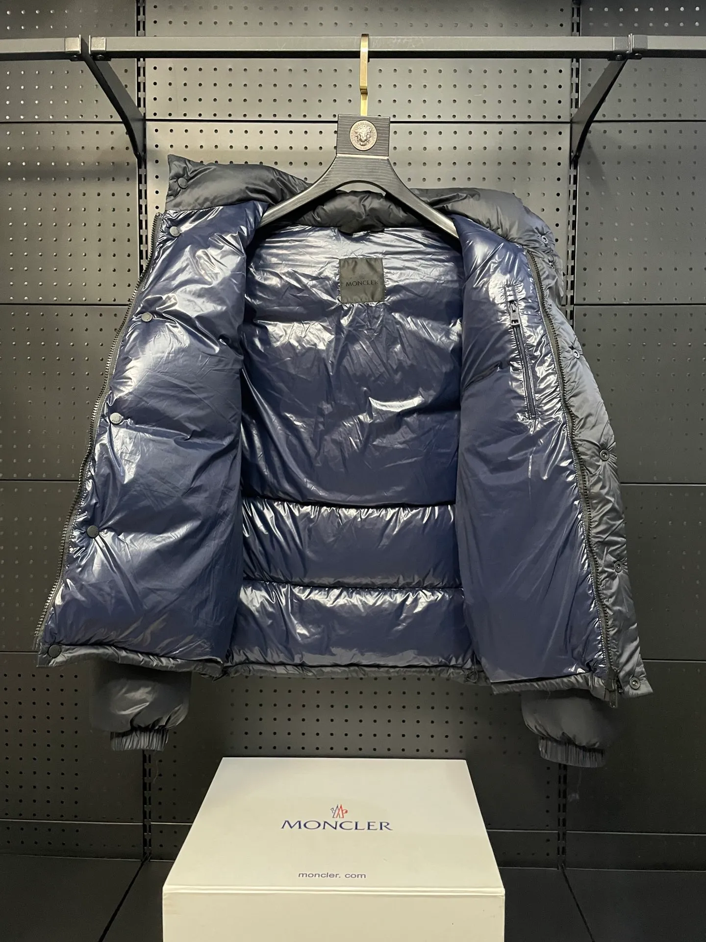 P780 Premium down ⬆️Moncler Cyclone 2-in-1 down jacket. ⚠️Goose down filling, small size filling 320g➕, easy to wear in winter in one piece. Changeable/jacket/hooded vest/stand collar vest/hooded down jacket. The Cyclone down jacket is equipped with detachable sleeves and can be worn as a vest or jacket.  The Cyclone down jacket is a modern take on the classic silhouette of the 1980s, with a new, simple silhouette. This short down jacket is made from nylon and features easily removable sleeves, allowing you to convert the jacket into a vest. A removable hood and contrast lining complete the design. Details •Made from nylon fabric •Nylon laqué lining •Down filling •Removable hood and sleeves •Zip and snap closure •Zip pockets •Elastic cuffs •Elastic drawstring hem Size : 1-5 Black Chocolate Couple.