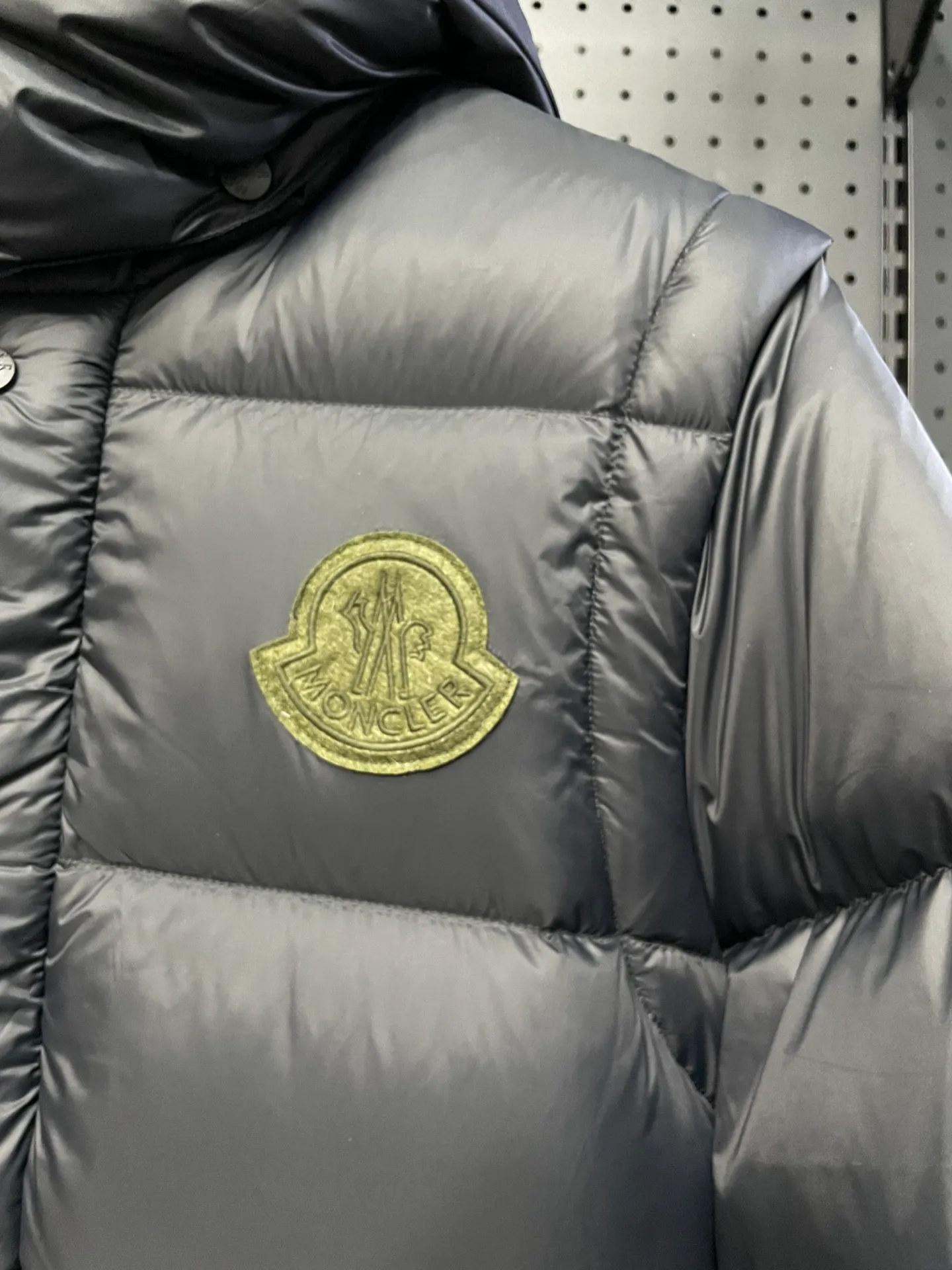 P780 Premium down ⬆️Moncler Cyclone 2-in-1 down jacket. ⚠️Goose down filling, small size filling 320g➕, easy to wear in winter in one piece. Changeable/jacket/hooded vest/stand collar vest/hooded down jacket. The Cyclone down jacket is equipped with detachable sleeves and can be worn as a vest or jacket.  The Cyclone down jacket is a modern take on the classic silhouette of the 1980s, with a new, simple silhouette. This short down jacket is made from nylon and features easily removable sleeves, allowing you to convert the jacket into a vest. A removable hood and contrast lining complete the design. Details •Made from nylon fabric •Nylon laqué lining •Down filling •Removable hood and sleeves •Zip and snap closure •Zip pockets •Elastic cuffs •Elastic drawstring hem Size : 1-5 Black Chocolate Couple.