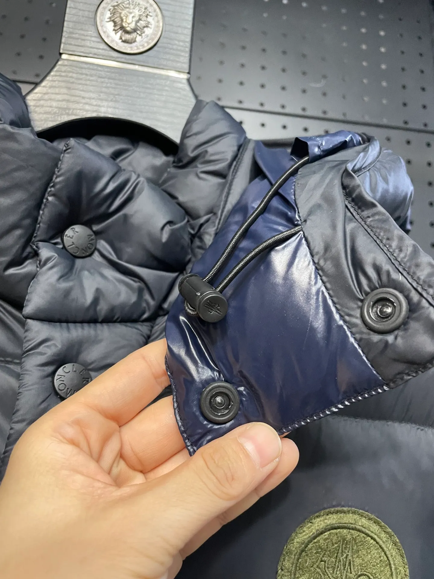 P780 Premium down ⬆️Moncler Cyclone 2-in-1 down jacket. ⚠️Goose down filling, small size filling 320g➕, easy to wear in winter in one piece. Changeable/jacket/hooded vest/stand collar vest/hooded down jacket. The Cyclone down jacket is equipped with detachable sleeves and can be worn as a vest or jacket.  The Cyclone down jacket is a modern take on the classic silhouette of the 1980s, with a new, simple silhouette. This short down jacket is made from nylon and features easily removable sleeves, allowing you to convert the jacket into a vest. A removable hood and contrast lining complete the design. Details •Made from nylon fabric •Nylon laqué lining •Down filling •Removable hood and sleeves •Zip and snap closure •Zip pockets •Elastic cuffs •Elastic drawstring hem Size : 1-5 Black Chocolate Couple.