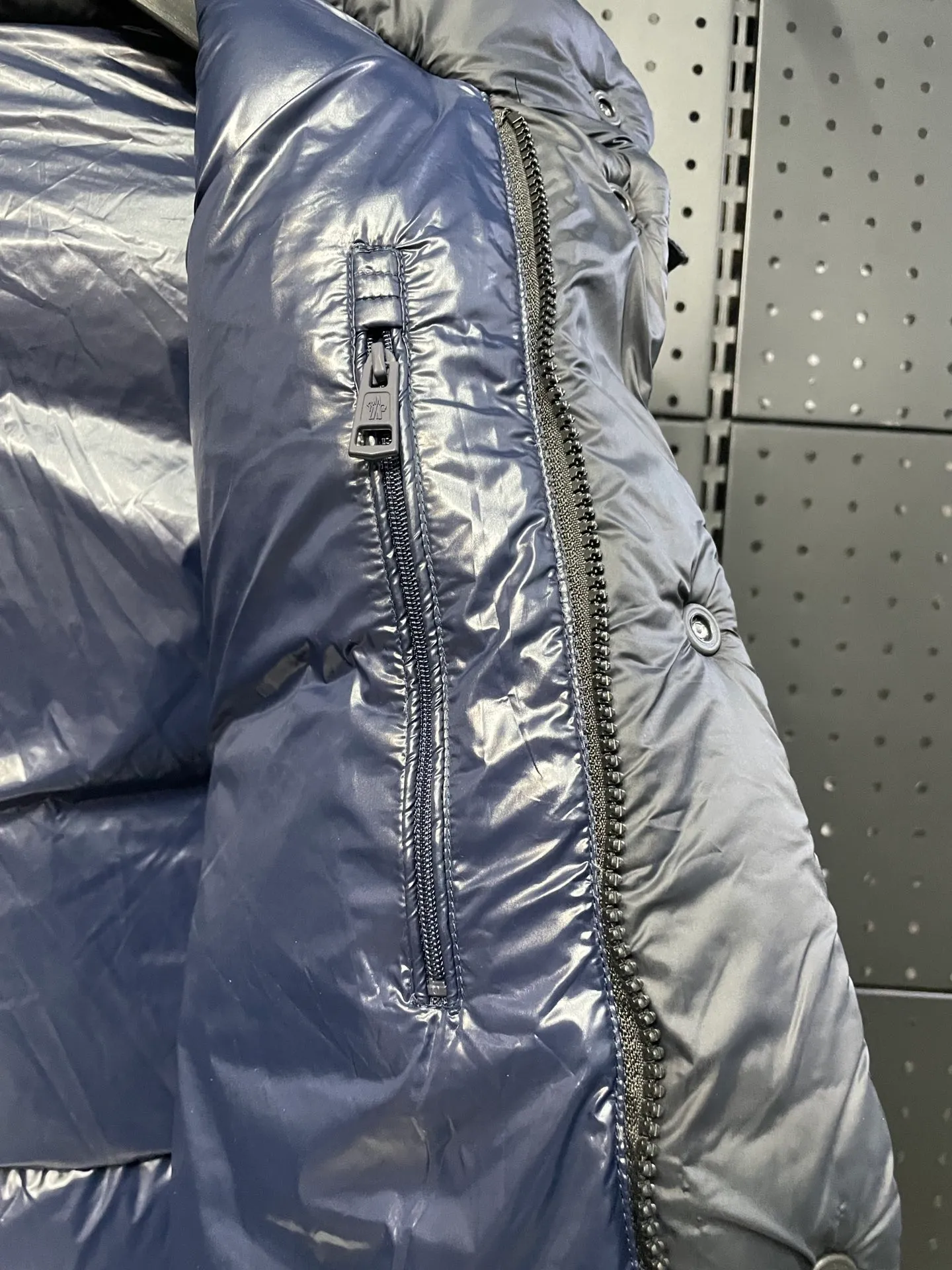 P780 Premium down ⬆️Moncler Cyclone 2-in-1 down jacket. ⚠️Goose down filling, small size filling 320g➕, easy to wear in winter in one piece. Changeable/jacket/hooded vest/stand collar vest/hooded down jacket. The Cyclone down jacket is equipped with detachable sleeves and can be worn as a vest or jacket.  The Cyclone down jacket is a modern take on the classic silhouette of the 1980s, with a new, simple silhouette. This short down jacket is made from nylon and features easily removable sleeves, allowing you to convert the jacket into a vest. A removable hood and contrast lining complete the design. Details •Made from nylon fabric •Nylon laqué lining •Down filling •Removable hood and sleeves •Zip and snap closure •Zip pockets •Elastic cuffs •Elastic drawstring hem Size : 1-5 Black Chocolate Couple.