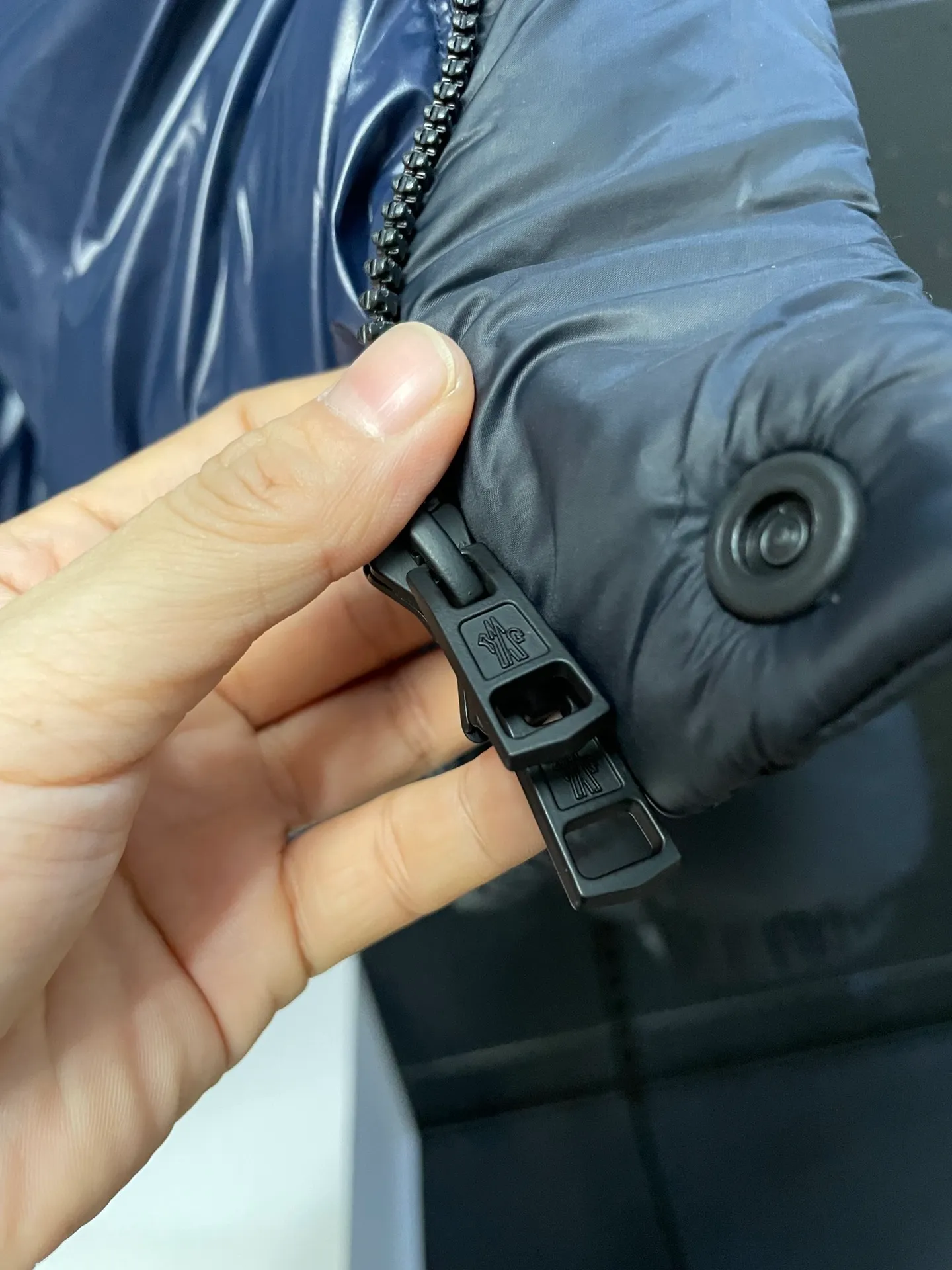 P780 Premium down ⬆️Moncler Cyclone 2-in-1 down jacket. ⚠️Goose down filling, small size filling 320g➕, easy to wear in winter in one piece. Changeable/jacket/hooded vest/stand collar vest/hooded down jacket. The Cyclone down jacket is equipped with detachable sleeves and can be worn as a vest or jacket.  The Cyclone down jacket is a modern take on the classic silhouette of the 1980s, with a new, simple silhouette. This short down jacket is made from nylon and features easily removable sleeves, allowing you to convert the jacket into a vest. A removable hood and contrast lining complete the design. Details •Made from nylon fabric •Nylon laqué lining •Down filling •Removable hood and sleeves •Zip and snap closure •Zip pockets •Elastic cuffs •Elastic drawstring hem Size : 1-5 Black Chocolate Couple.