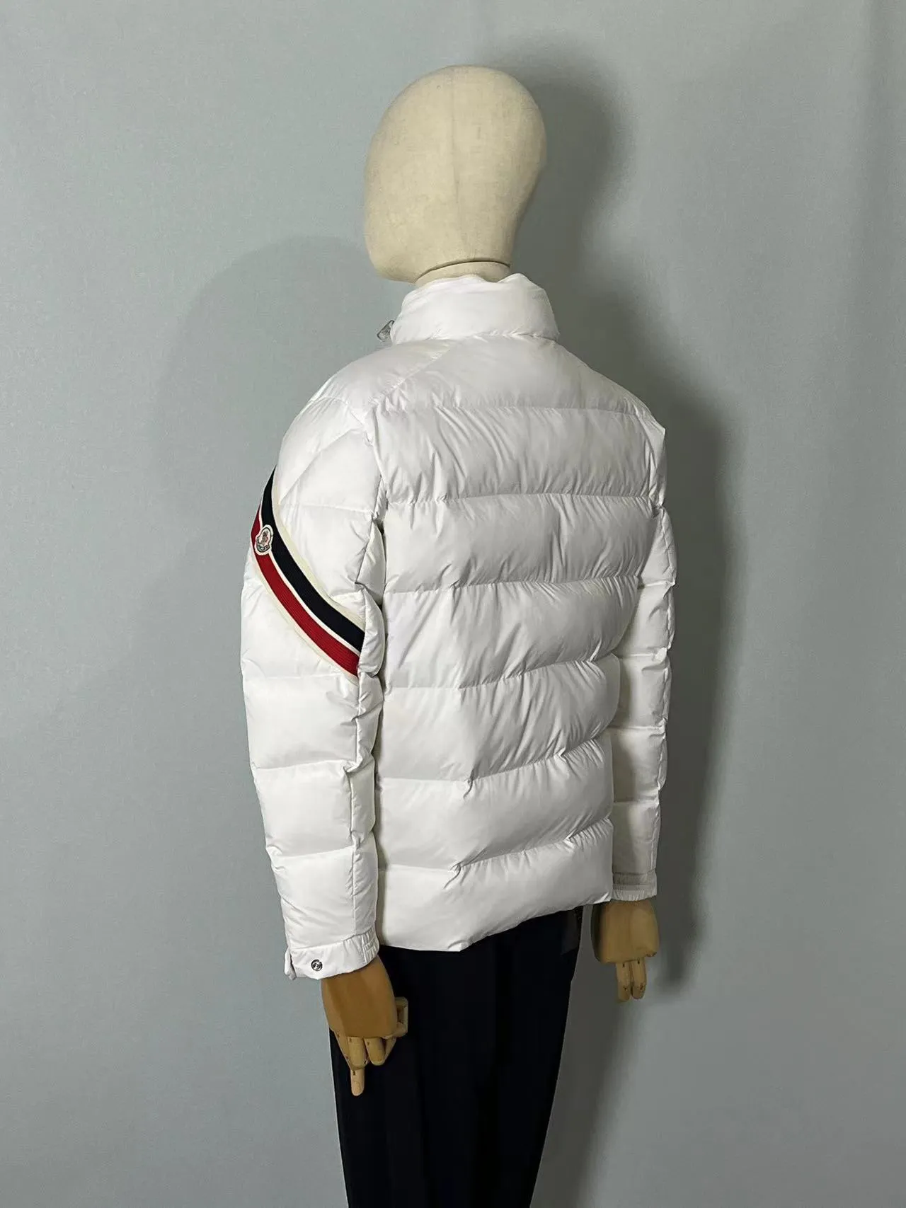P920 🆕❤️2️⃣0️⃣2️⃣4️⃣Down⬆️Moncler Solayan men's tri-color trimmed short down jacket. Premium goose down filling. The finest, lightest and neatest fabric. Solayan men's short down jacket is decorated with seasonal iconic stripe details, blending sporty spirit and timeless style.  The Solayan down jacket is made of micro chic fabric and has a tough square shape design, highlighting Moncler's sporty spirit. This cropped down jacket features tricolor stripes on the sleeves, a seasonal take on the brand's signature. Comes with a practical pull-out hood. Details •Made from micro chic nylon fabric •Micro chic nylon lining •Down filled •Pull-out hood •Zip closure •Zip pockets •Adjustable cuffs •Elastic drawstring hem •Tri-color trim on sleeves Size: 1-5 Color: White Dark Brown Black
