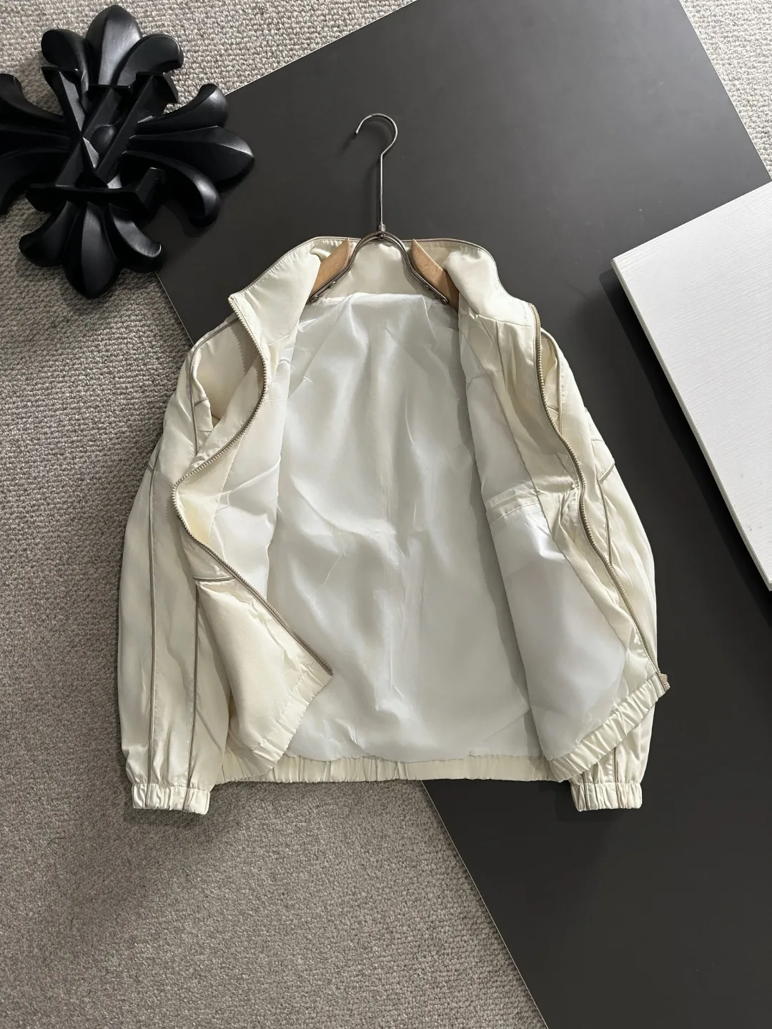 Next day shipping P460 MONCLER/Mask high quality 2025 autumn and winter new casual heavy industry jacket exclusively developed by yb! High quality production! The top version of the trading company channel order, external orders for imported custom fabrics, high breathability and comfort, impeccable details, absolutely worth buying! Brand element design concept, delicate and soft feel! It presents a casual cut and the upper body shape is great! On sale simultaneously on the official website! From a high-end men's positioning brand, the low-key luxury taste is irresistible! Exquisite workmanship and impeccable quality! The overall style is simple, fashionable and timeless, fully meeting the requirements of stylish and tasteful dressing! Size: M to 5XL (or state your height and weight when placing an order)