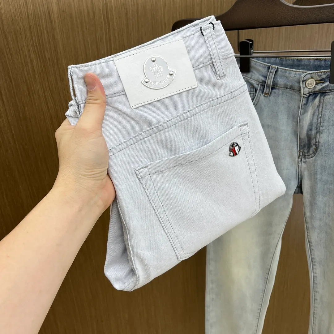 P240 Moncler 25ss🔥New light-colored denim trousers. The best original jeans in the physical store, suitable for all ages. Comfortable, soft and skin-friendly, the upper body effect is super fashionable and versatile, upright and stylish, a wardrobe must-have! Perfect for any occasion. Size: 28-38 (no 35.37)