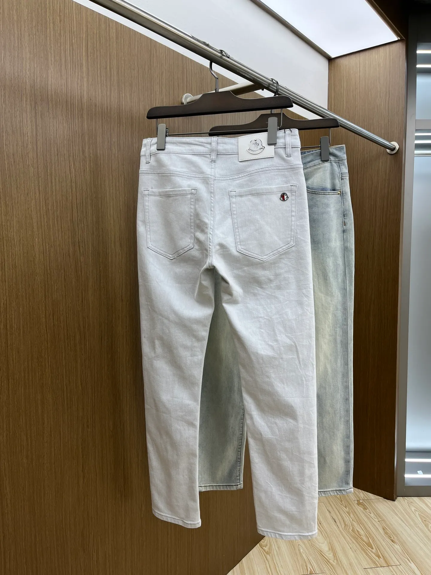 P240 Moncler 25ss🔥New light-colored denim trousers. The best original jeans in the physical store, suitable for all ages. Comfortable, soft and skin-friendly, the upper body effect is super fashionable and versatile, upright and stylish, a wardrobe must-have! Perfect for any occasion. Size: 28-38 (no 35.37)