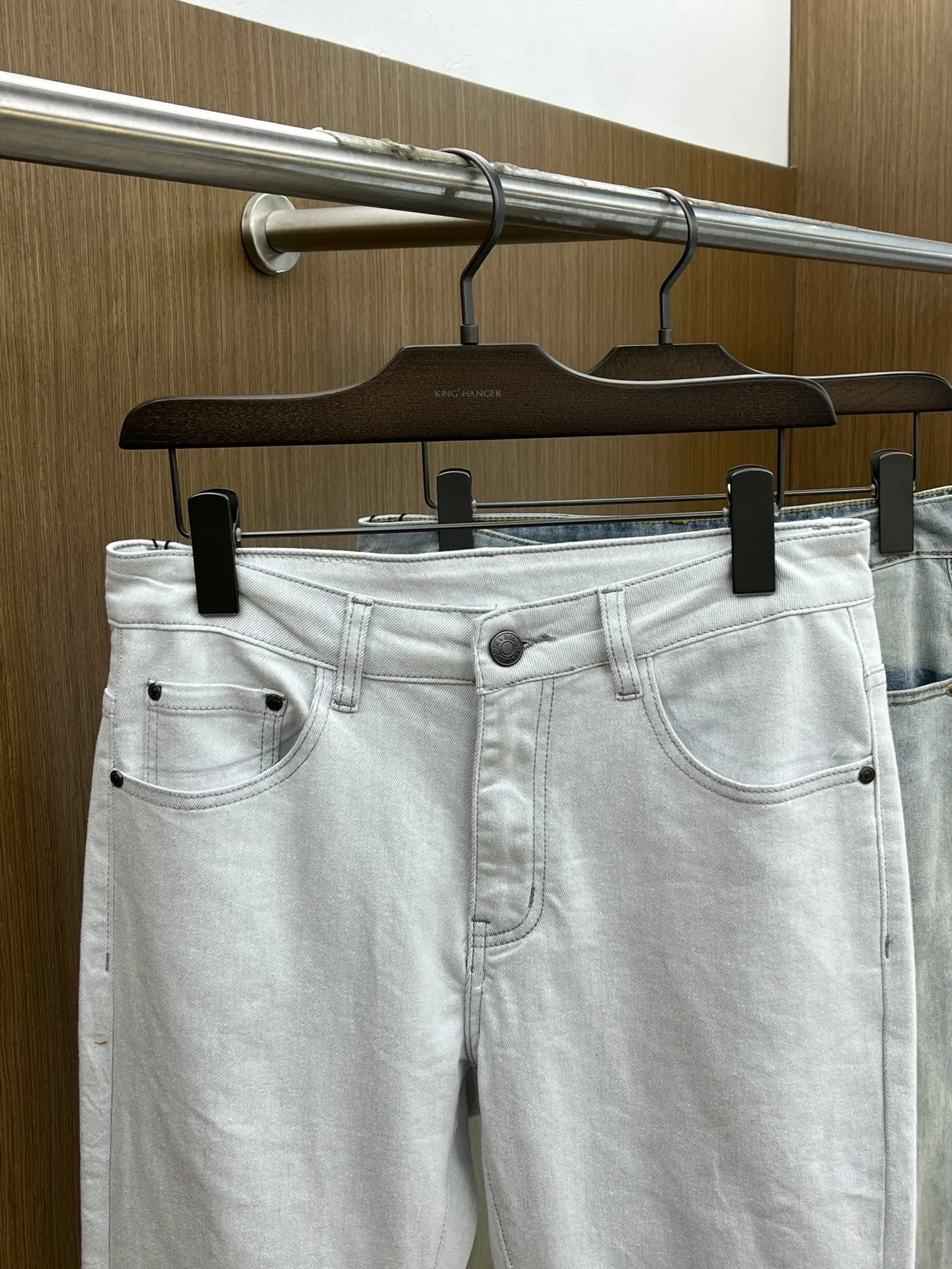 P240 Moncler 25ss🔥New light-colored denim trousers. The best original jeans in the physical store, suitable for all ages. Comfortable, soft and skin-friendly, the upper body effect is super fashionable and versatile, upright and stylish, a wardrobe must-have! Perfect for any occasion. Size: 28-38 (no 35.37)