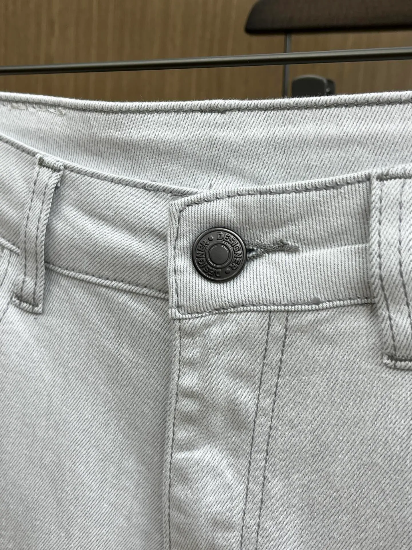 P240 Moncler 25ss🔥New light-colored denim trousers. The best original jeans in the physical store, suitable for all ages. Comfortable, soft and skin-friendly, the upper body effect is super fashionable and versatile, upright and stylish, a wardrobe must-have! Perfect for any occasion. Size: 28-38 (no 35.37)