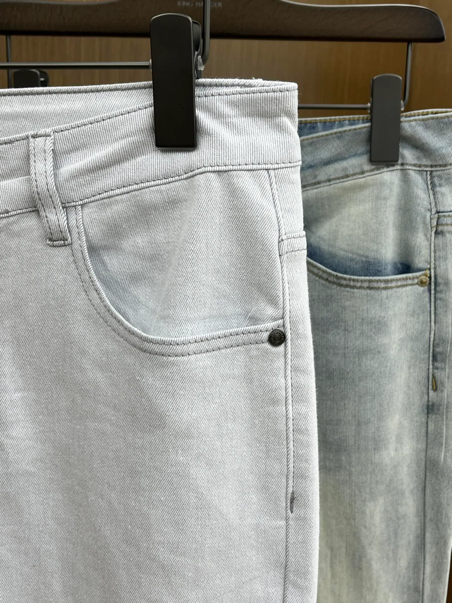 P240 Moncler 25ss🔥New light-colored denim trousers. The best original jeans in the physical store, suitable for all ages. Comfortable, soft and skin-friendly, the upper body effect is super fashionable and versatile, upright and stylish, a wardrobe must-have! Perfect for any occasion. Size: 28-38 (no 35.37)