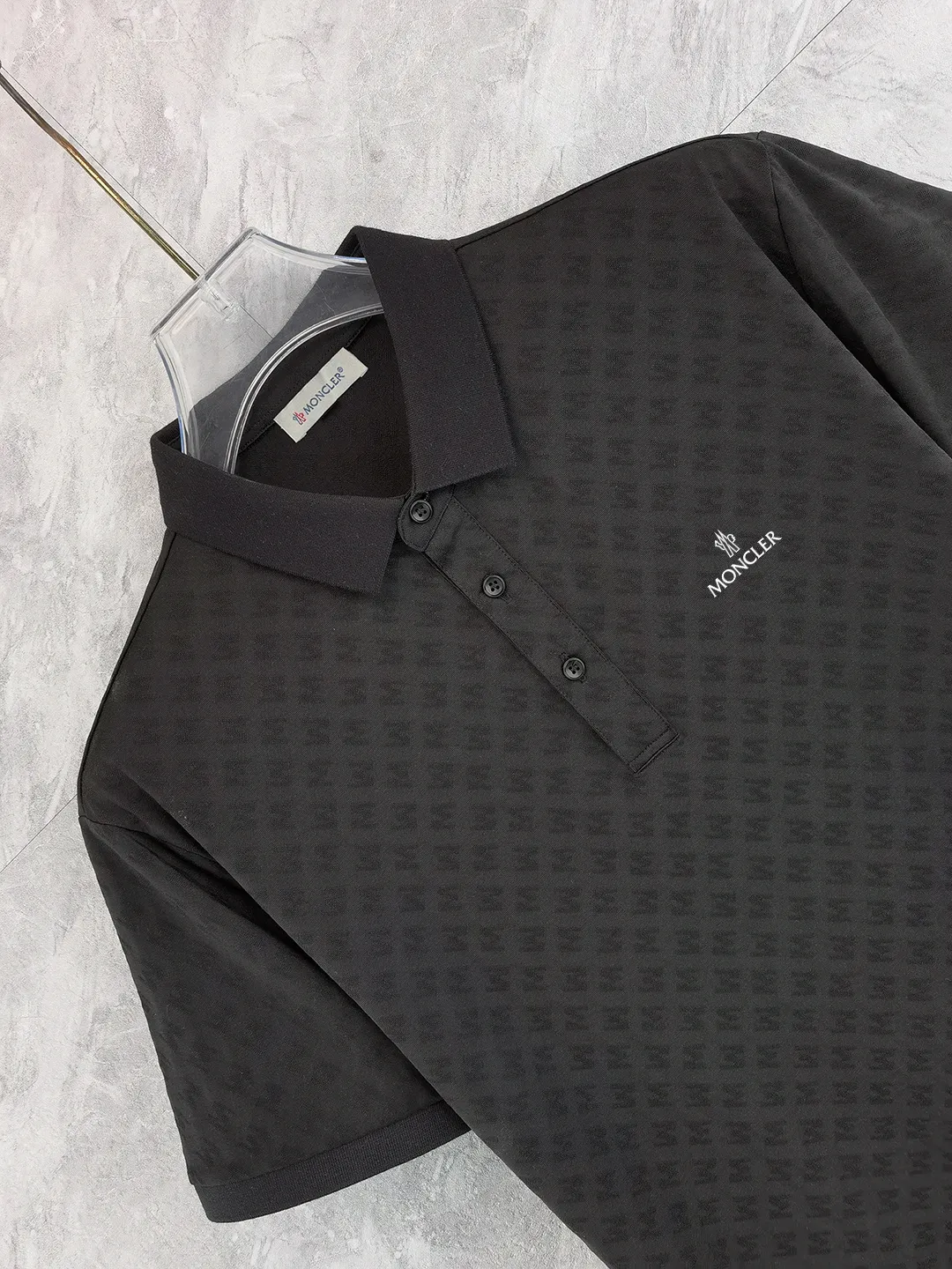 P210 High-end quality Moncler 25 spring and summer full jacquard lapel short sleeves. This short sleeve is made of Tencel➕cotton fabric, with double jacquard all over. It is carefully made and the upper body is refreshing! Update your casual look. Exquisite tailoring, complete with three-label accessories. Really heavy-duty. It is a fashionable item. The front is decorated with the brand LOGO. It is genuine YB custom fabric. It will never be faked. This piece looks really good when worn! Looks great with any combination! No gender distinction, same style for men and women Color: Black White Size: M L XL XXL XXXL