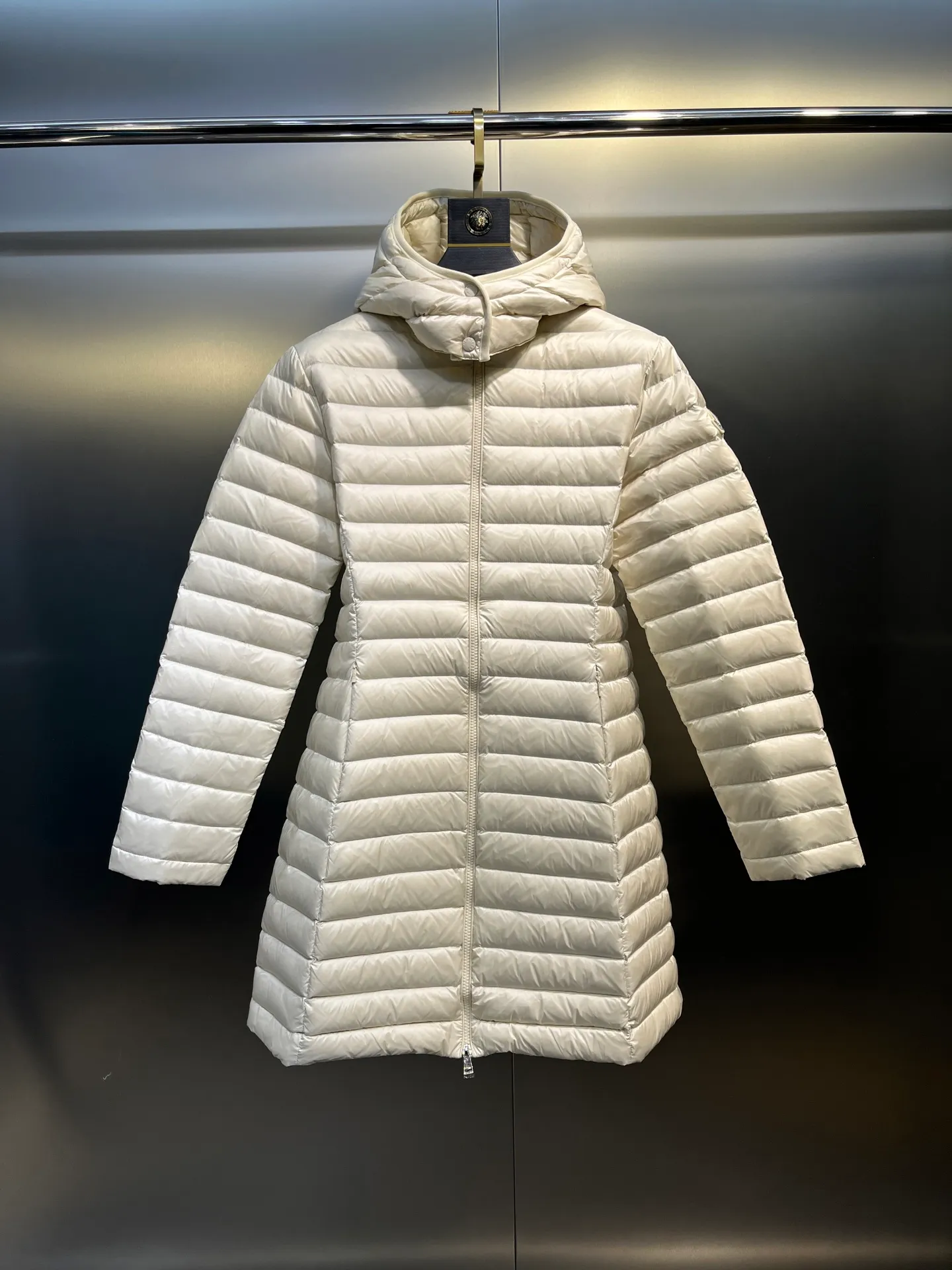 P1060 moncler premium down jacket 🌟 The latest style of waisted hooded lightweight long down jacket in autumn and winter 🖤Customized and developed hardware accessories, all details are fully processed. The waist is perfectly shaped and the upper body effect is great. A must-have for goddesses. Versatility, fashionable and handsome. National standard 90 white goose down filling. Memory silk fabric texture is upright and stylish. Warmth resists bloat. Three complete standards. Size: 01234