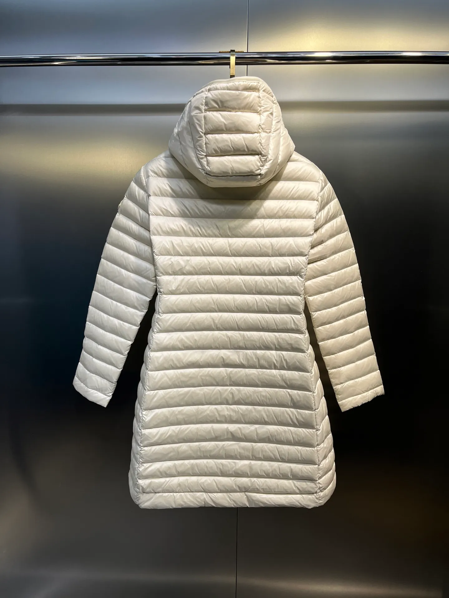 P1060 moncler premium down jacket 🌟 The latest style of waisted hooded lightweight long down jacket in autumn and winter 🖤Customized and developed hardware accessories, all details are fully processed. The waist is perfectly shaped and the upper body effect is great. A must-have for goddesses. Versatility, fashionable and handsome. National standard 90 white goose down filling. Memory silk fabric texture is upright and stylish. Warmth resists bloat. Three complete standards. Size: 01234