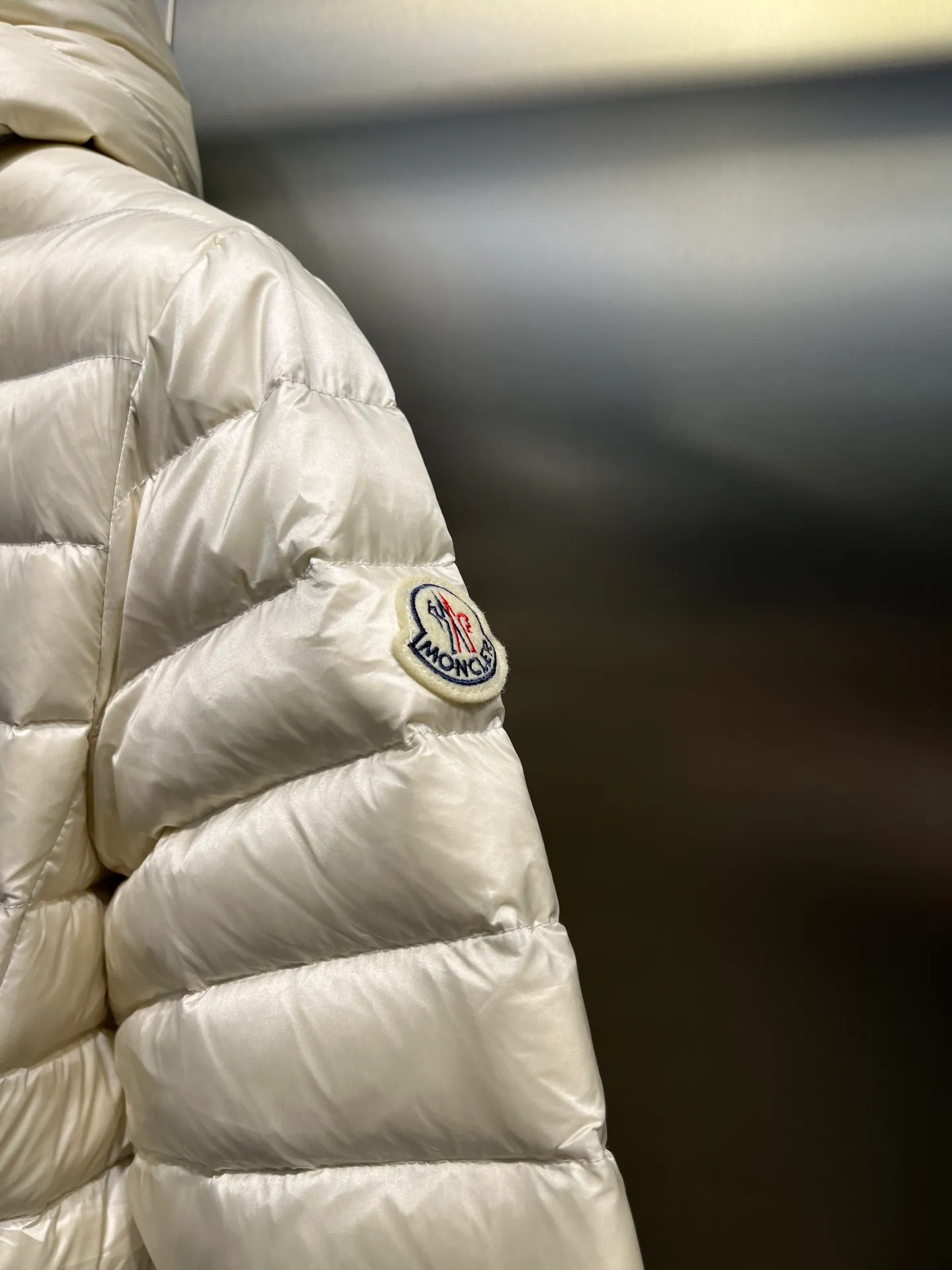P1060 moncler premium down jacket 🌟 The latest style of waisted hooded lightweight long down jacket in autumn and winter 🖤Customized and developed hardware accessories, all details are fully processed. The waist is perfectly shaped and the upper body effect is great. A must-have for goddesses. Versatility, fashionable and handsome. National standard 90 white goose down filling. Memory silk fabric texture is upright and stylish. Warmth resists bloat. Three complete standards. Size: 01234