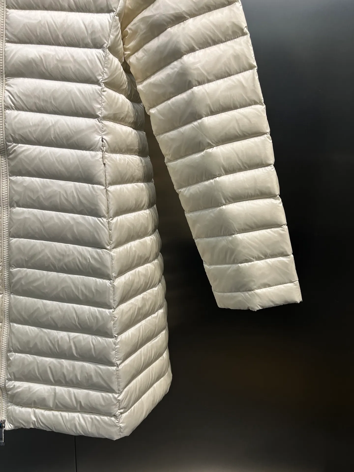 P1060 moncler premium down jacket 🌟 The latest style of waisted hooded lightweight long down jacket in autumn and winter 🖤Customized and developed hardware accessories, all details are fully processed. The waist is perfectly shaped and the upper body effect is great. A must-have for goddesses. Versatility, fashionable and handsome. National standard 90 white goose down filling. Memory silk fabric texture is upright and stylish. Warmth resists bloat. Three complete standards. Size: 01234
