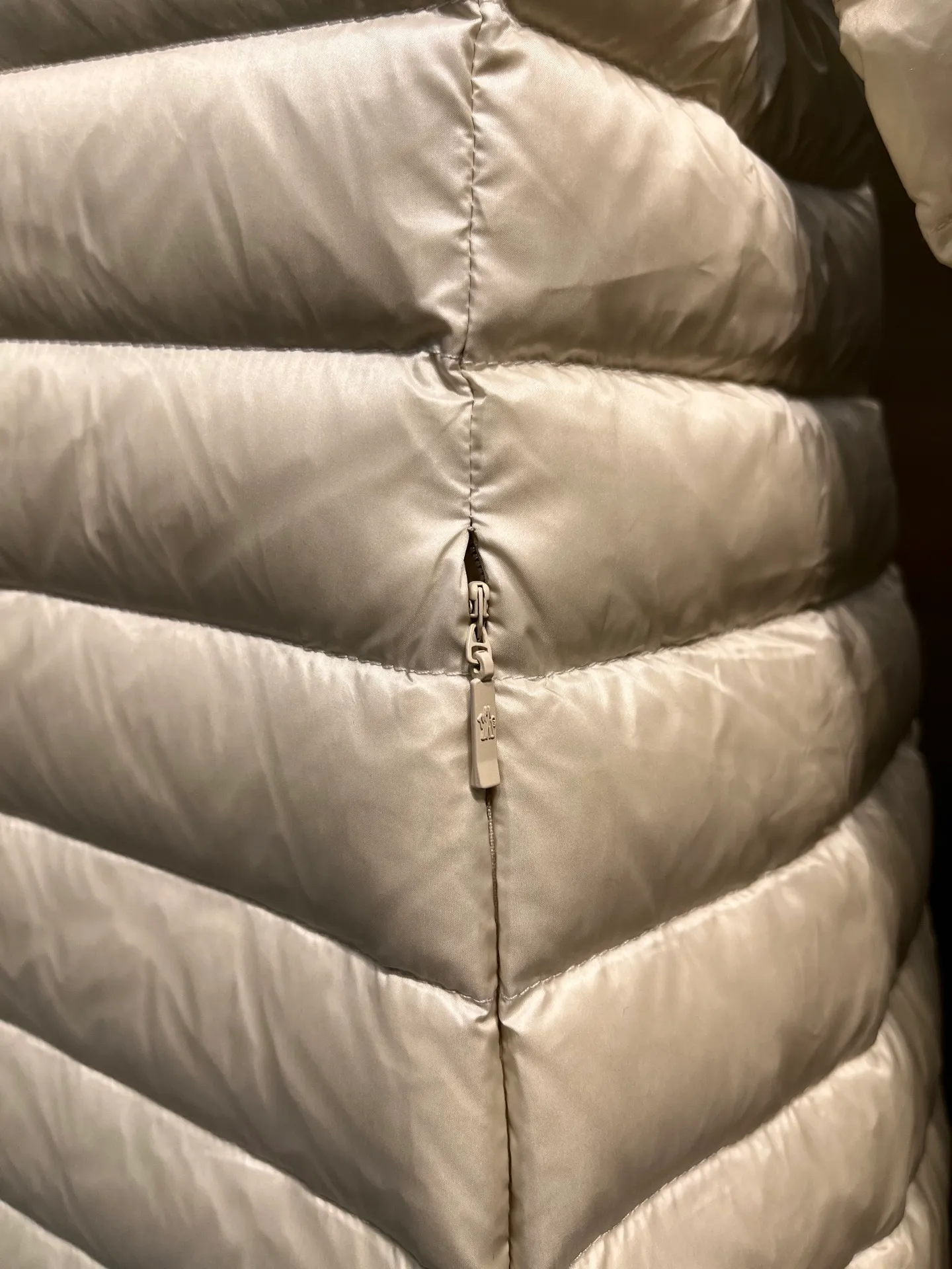 P1060 moncler premium down jacket 🌟 The latest style of waisted hooded lightweight long down jacket in autumn and winter 🖤Customized and developed hardware accessories, all details are fully processed. The waist is perfectly shaped and the upper body effect is great. A must-have for goddesses. Versatility, fashionable and handsome. National standard 90 white goose down filling. Memory silk fabric texture is upright and stylish. Warmth resists bloat. Three complete standards. Size: 01234