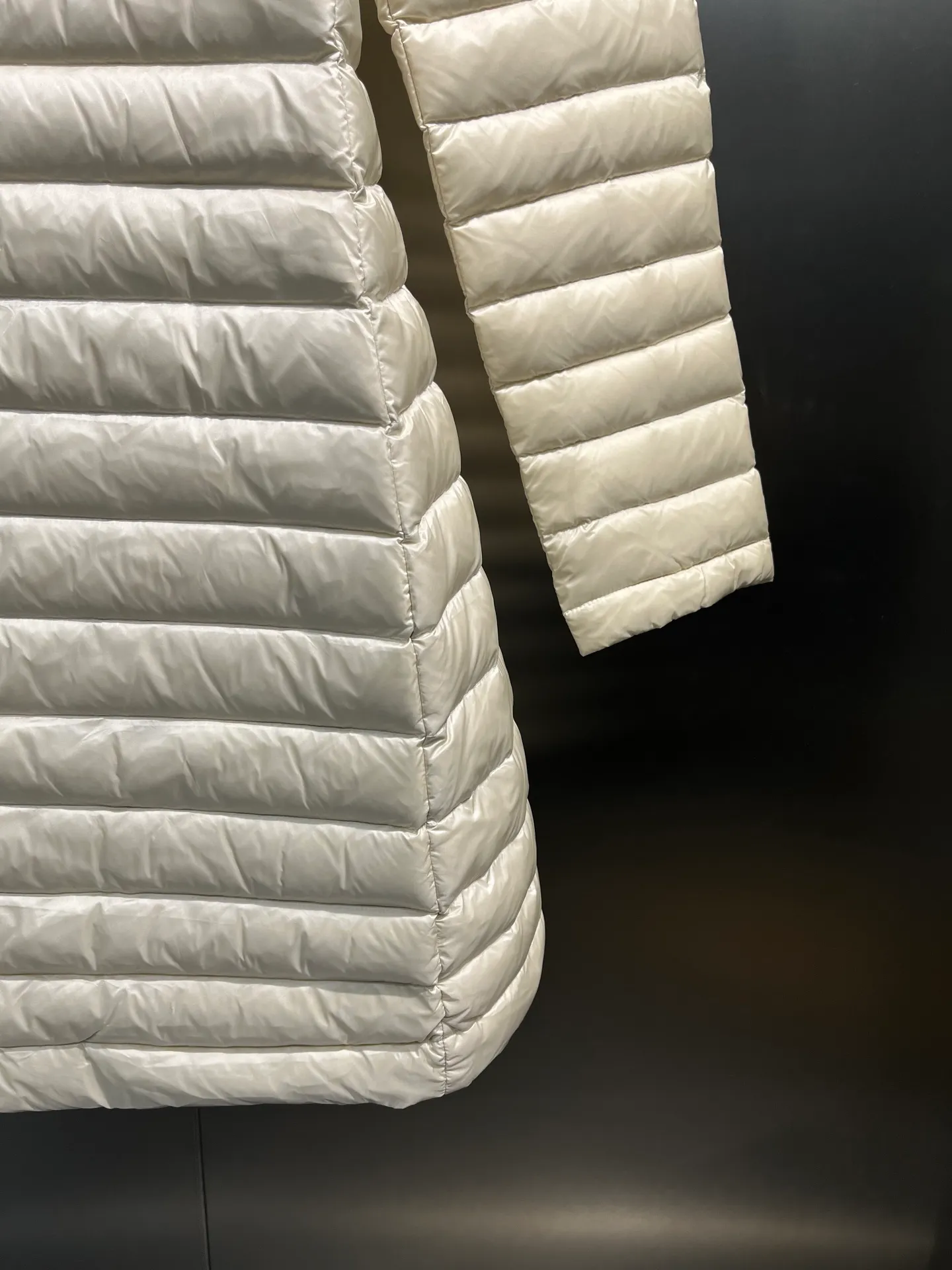 P1060 moncler premium down jacket 🌟 The latest style of waisted hooded lightweight long down jacket in autumn and winter 🖤Customized and developed hardware accessories, all details are fully processed. The waist is perfectly shaped and the upper body effect is great. A must-have for goddesses. Versatility, fashionable and handsome. National standard 90 white goose down filling. Memory silk fabric texture is upright and stylish. Warmth resists bloat. Three complete standards. Size: 01234